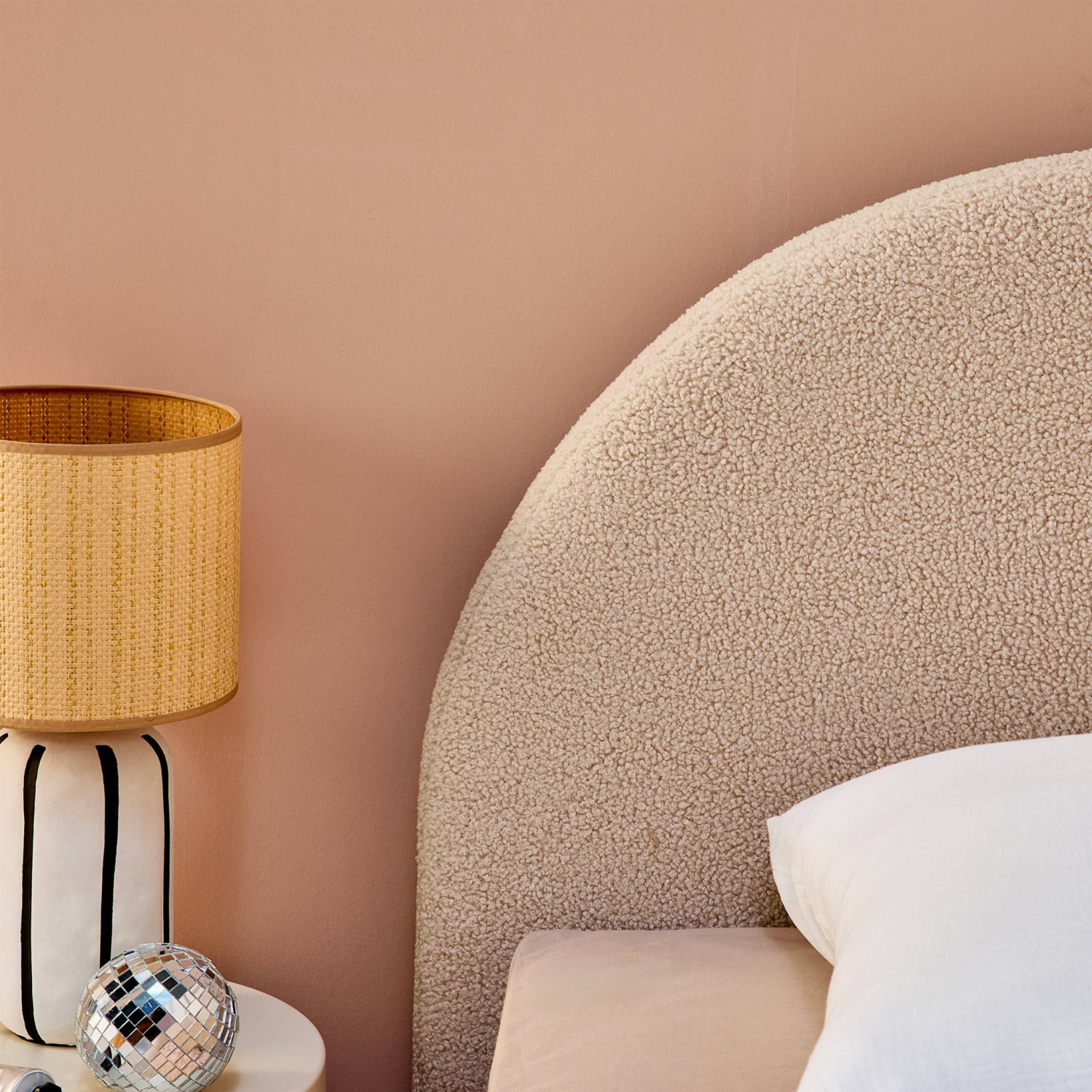 Lit coffre avec sommier à lattes et tête de lit. finition bouclette. nude. L 206 x P 104 x H 102cm