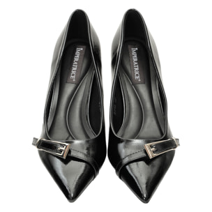 Decolletè in simil pelle verniciata con cinturino