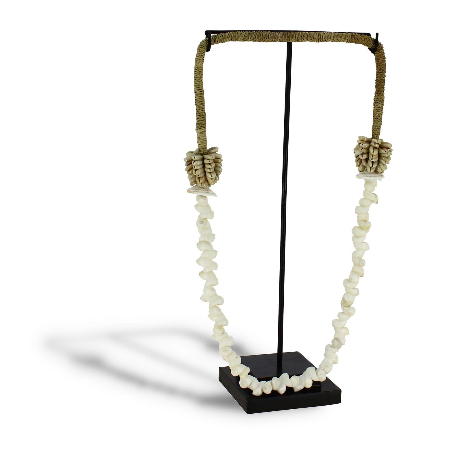 COLLIER DE COQUILLAGES SUR SOCLE EN METAL H38CM DAO