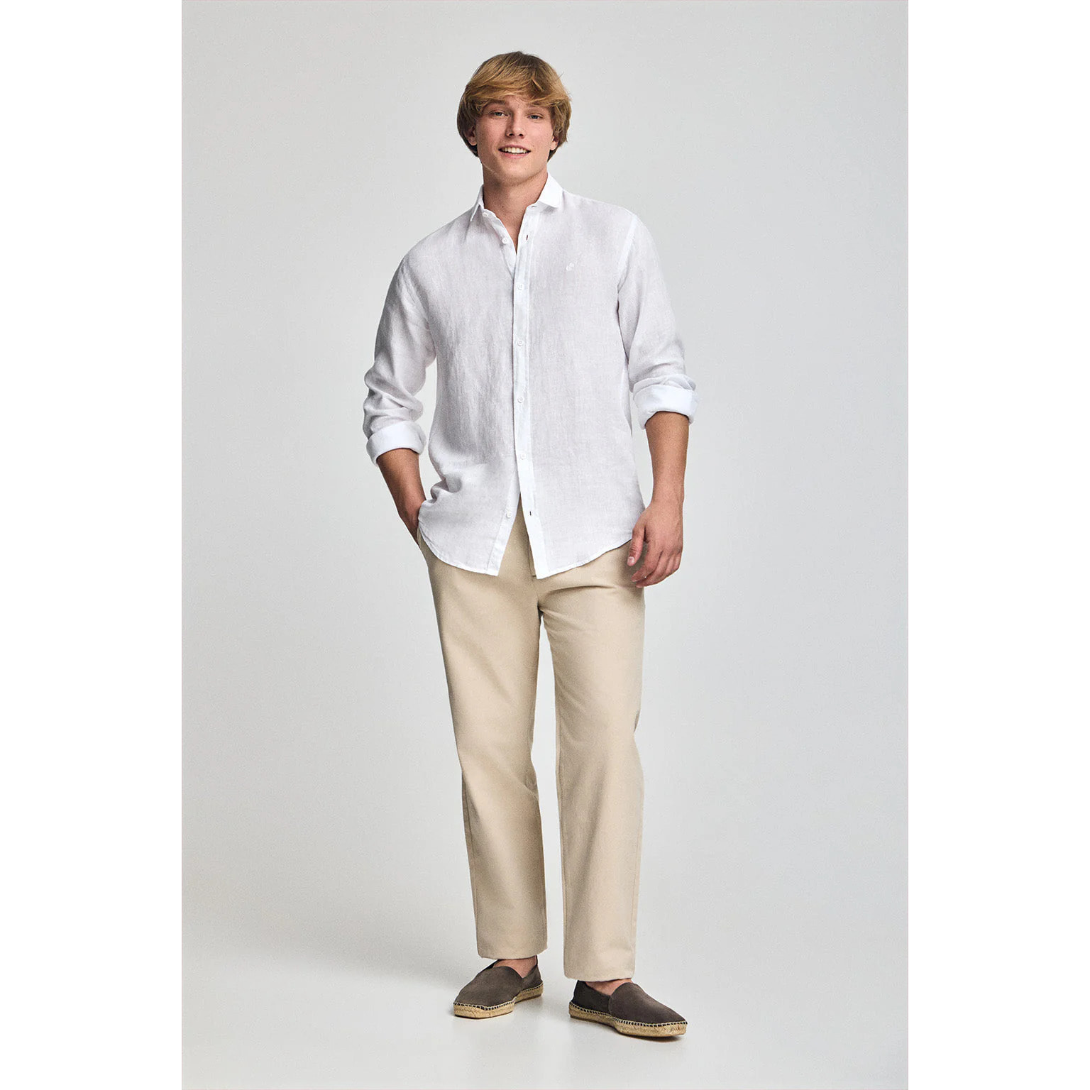 Camicia bianca in lino tinta in capo con monogramma ricamato