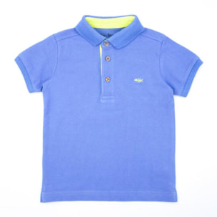 Polo azul con contraste en amarillo. Cuello y botones.