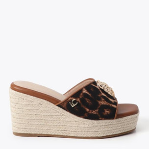 Zeppa con stampa leopardata e decorazioni metalliche