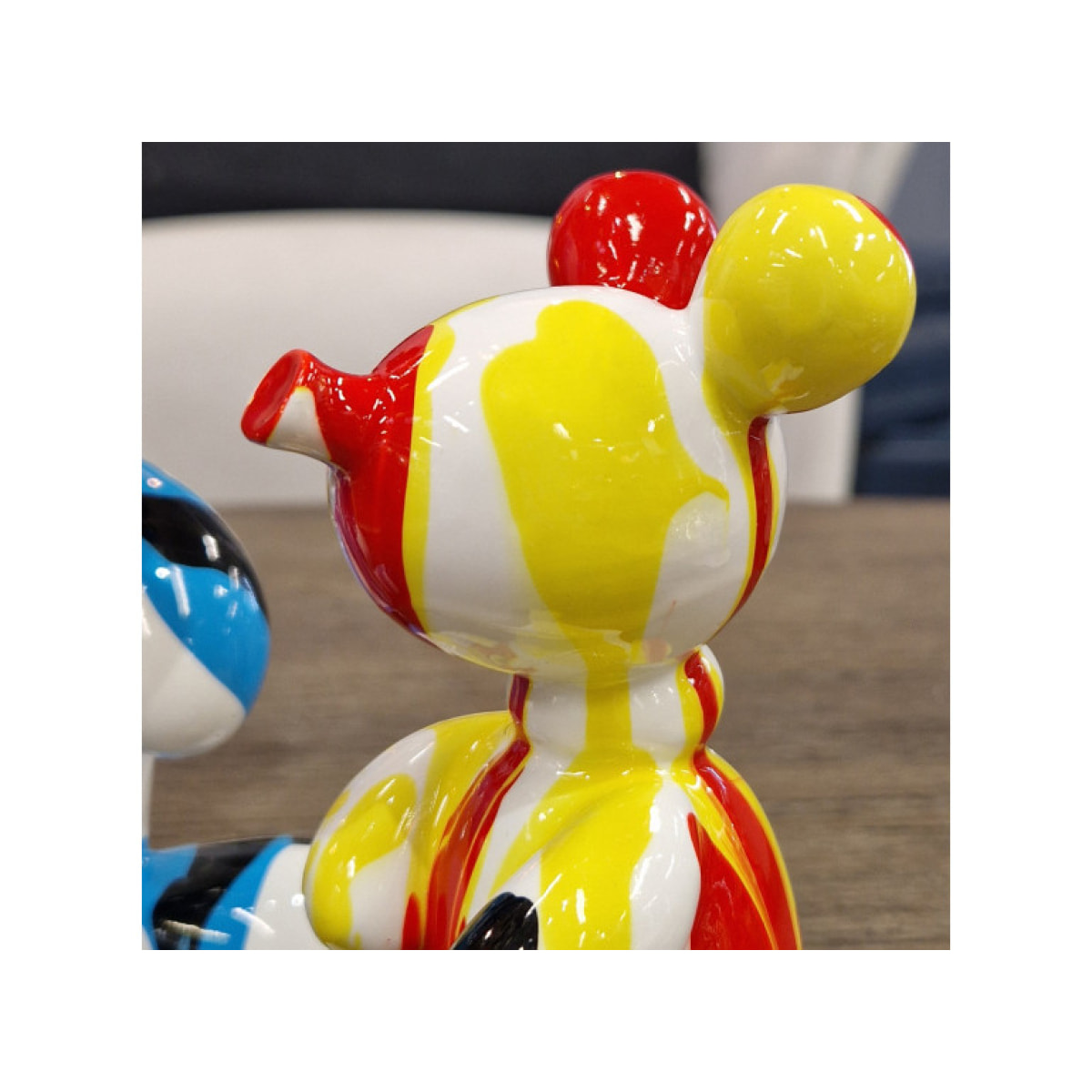 Statuette nounours balloon blanc en résine peintures noir, rouge, jaune H13cm - BEAR 01