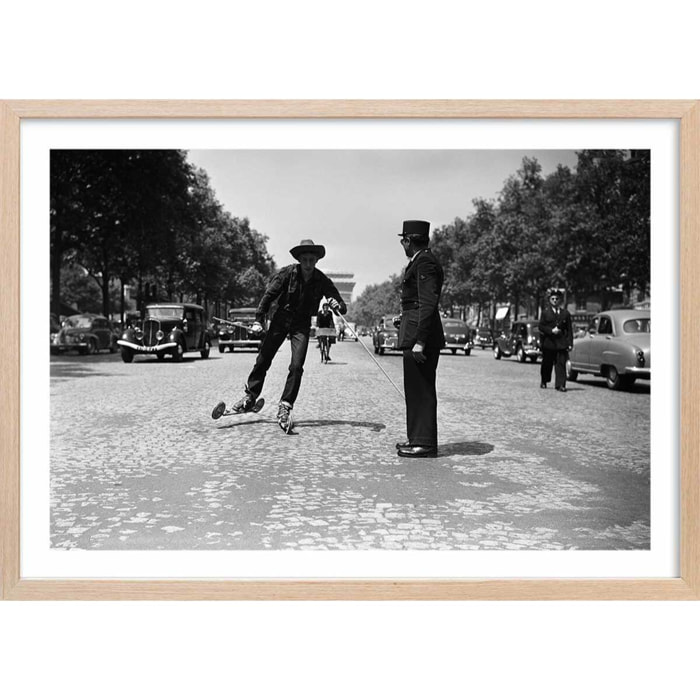 Affiche photo Ski à roulette au Champs Elysée - Paris, 1953 Affiche + cadre en bois - Chêne