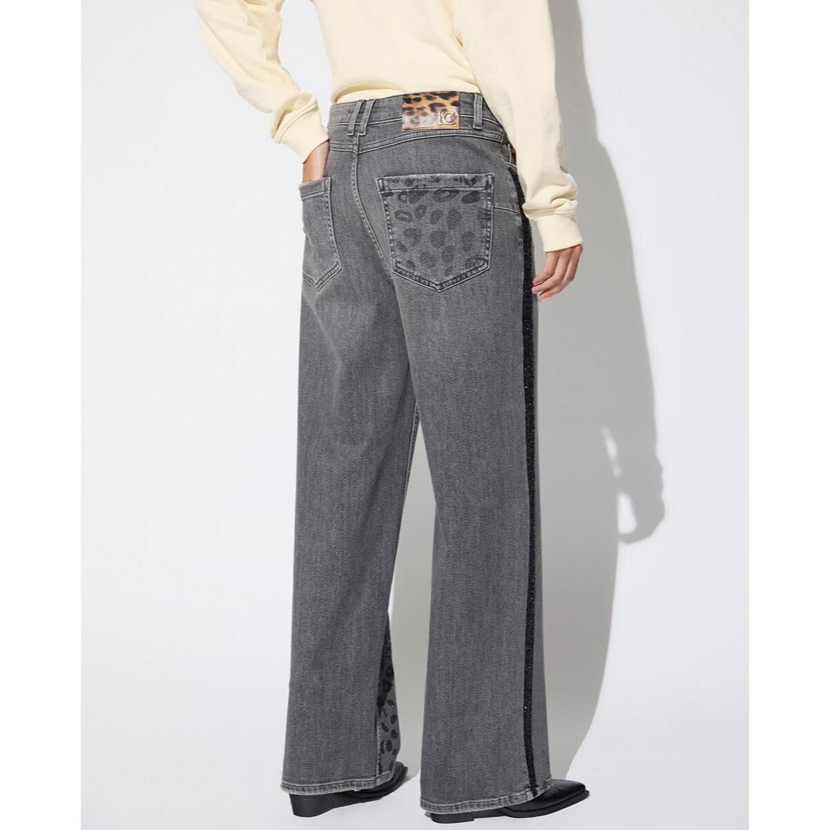 Jeans a gamba dritta con stampa leopardata ed effetto similpelle