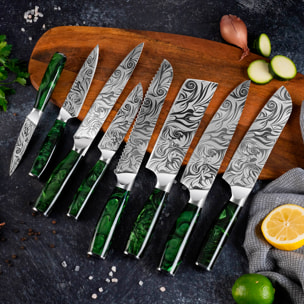 Set de cuchillos con estilo Damasco y mango de resina. Cuenta con 11 piezas y funda de transporte.