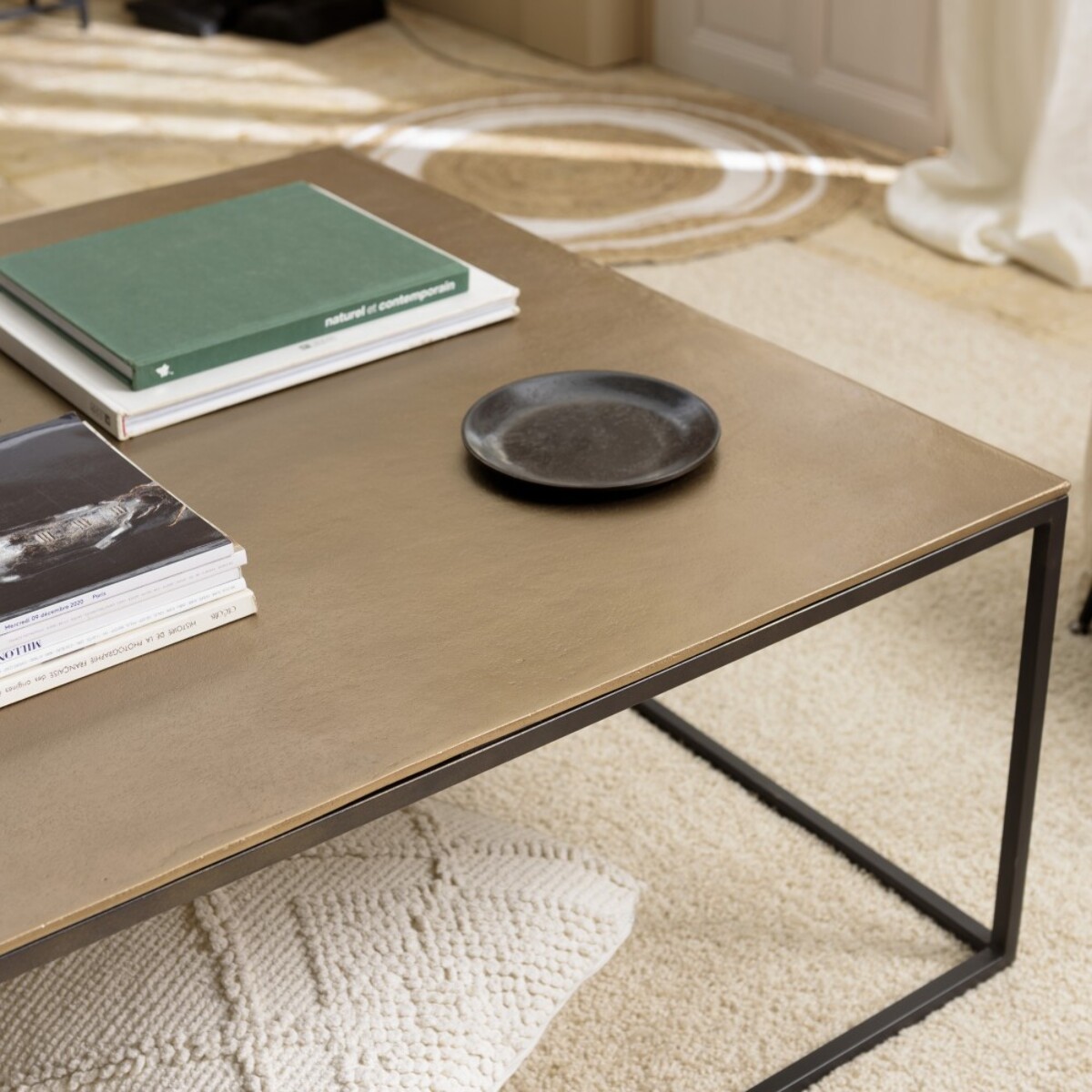 JOHAN - Table basse carrée 90x90cm aluminium doré et noir pieds métal