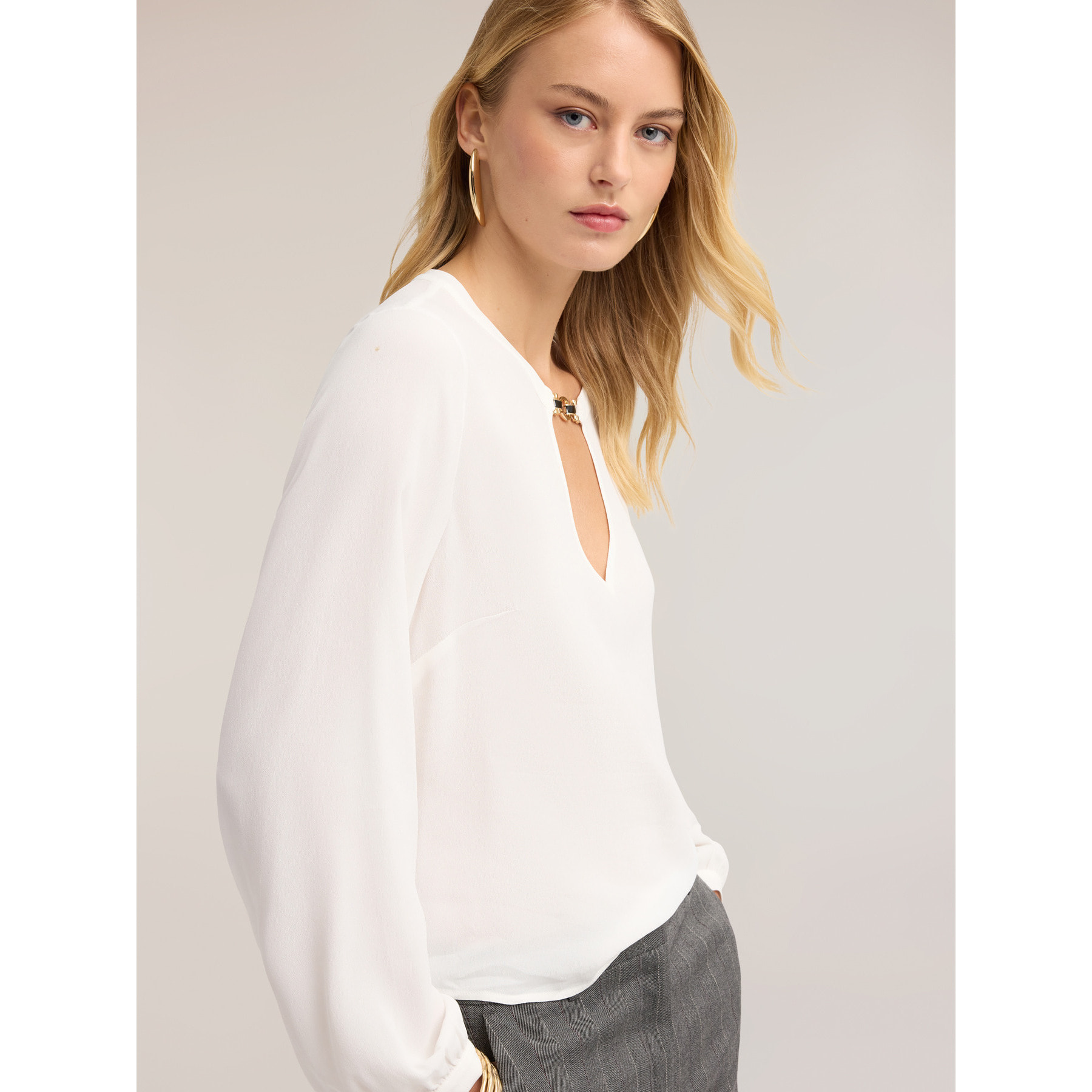 Motivi - Blusa de crepé de China con pasador metálico - Blanco