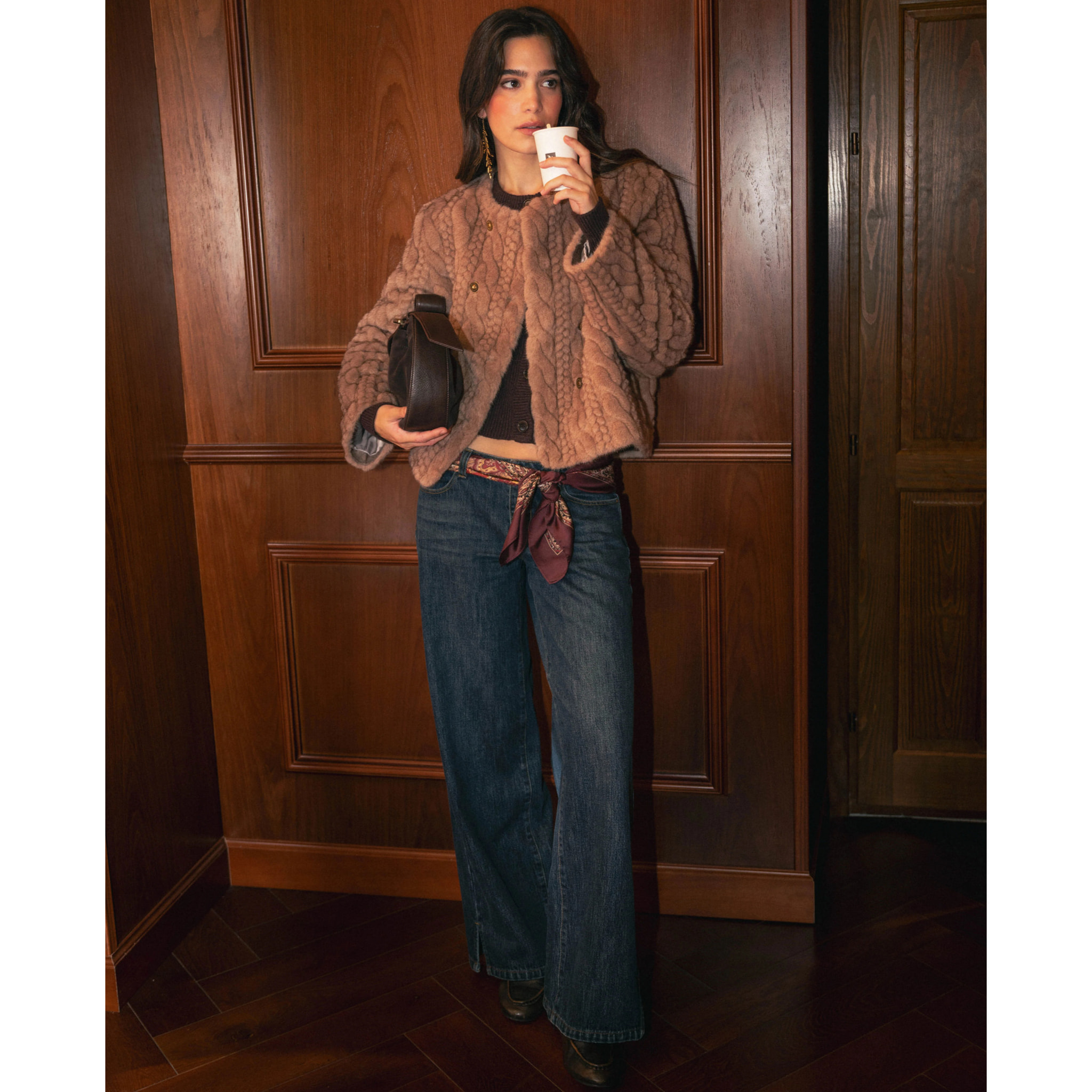 Chaqueta corta de pelo con doble abotonadura de mujer