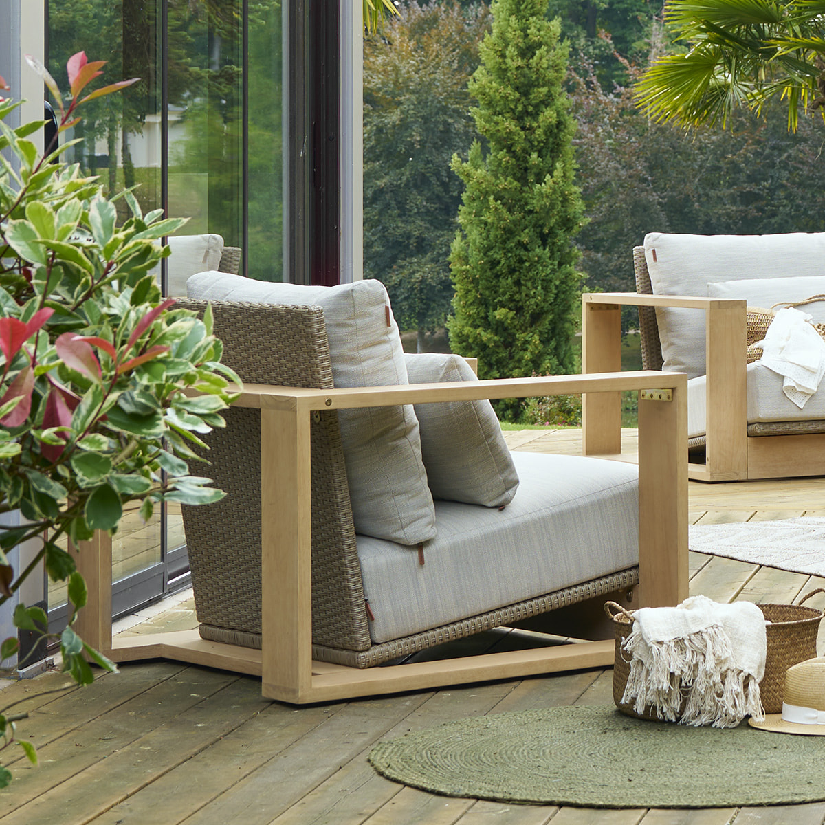 Fauteuil de salon de jardin "Loevo" eucalyptus & beige eucalyptus  et résine tressée