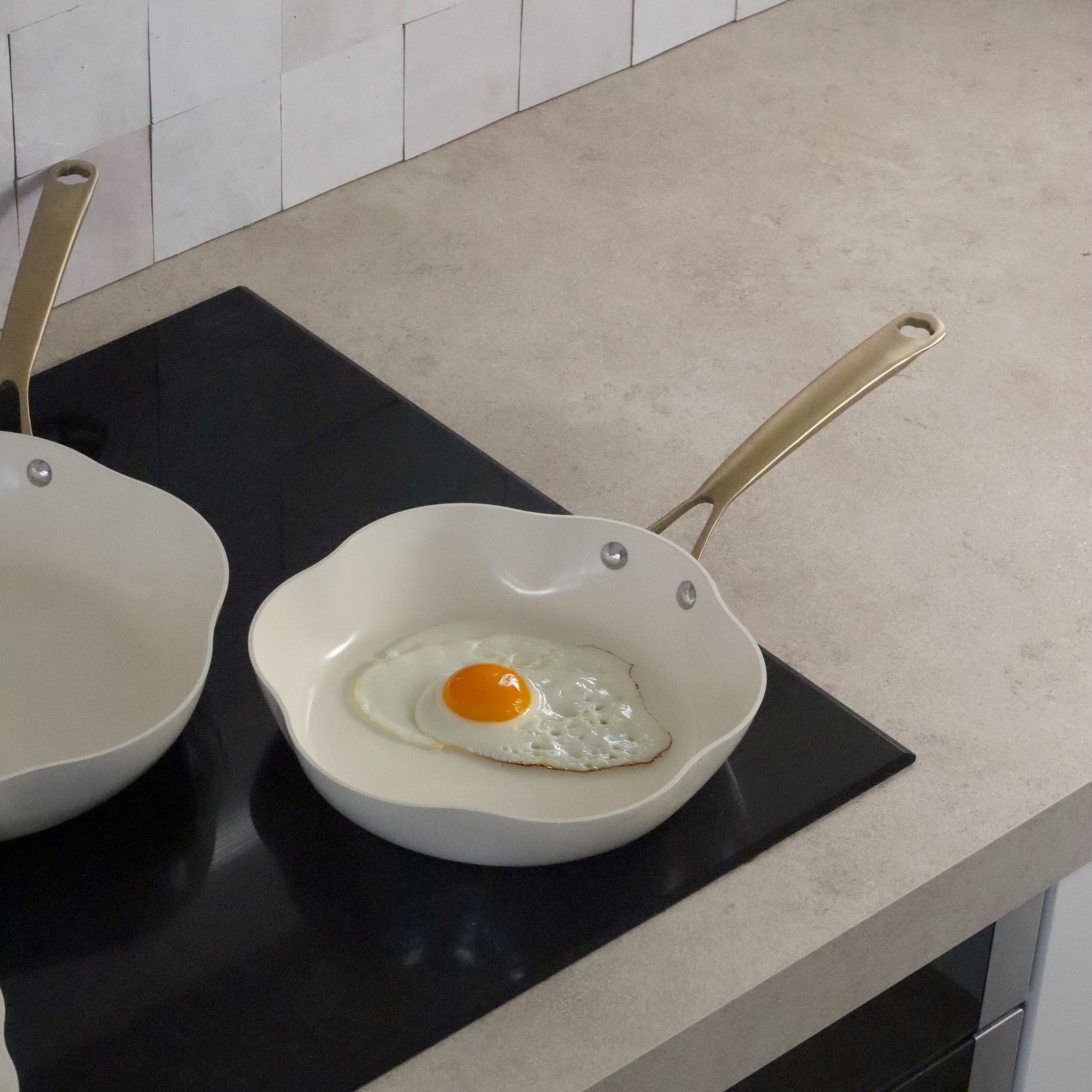 Poêle en aluminium recyclé beige 20cm en forme de fleur DAHLIA