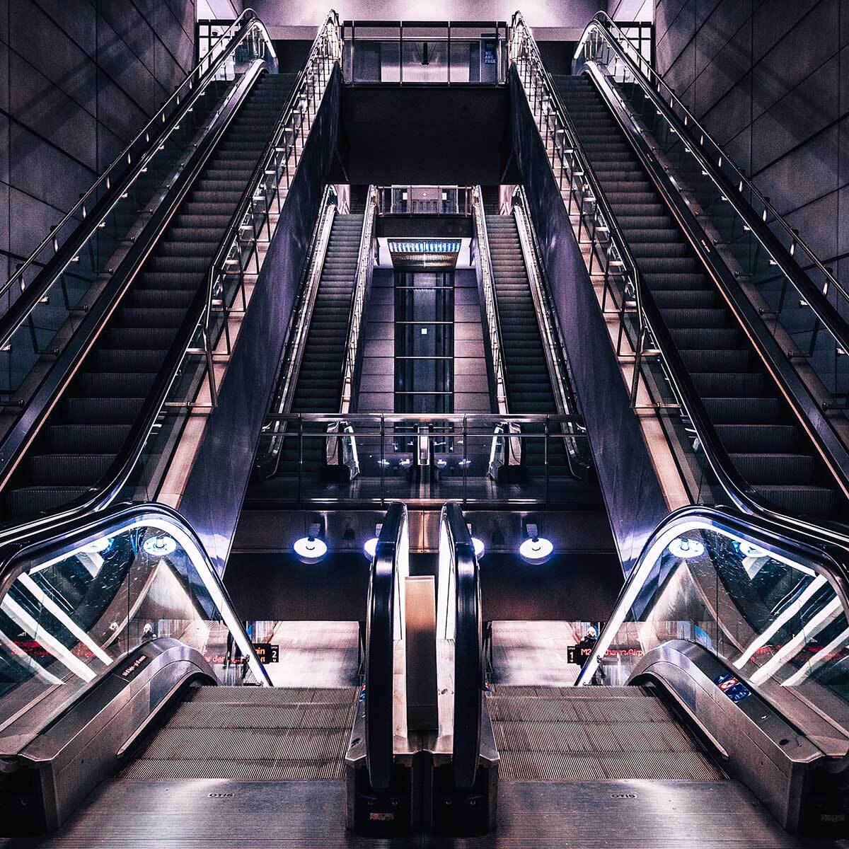 Affiche paris les halles il est 5 heures.. Affiche + cadre en bois - Noir