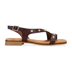 Sandalias planas marrones en piel con tachas