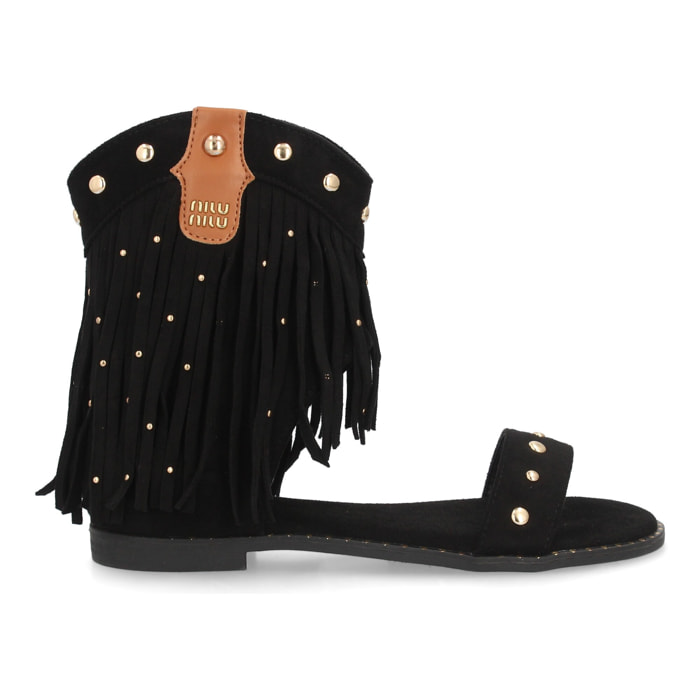 Sandalias planas con flecos y tachuelas