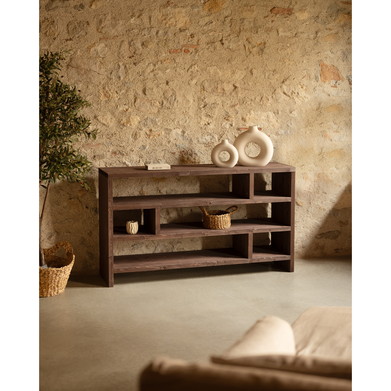 Estantería de madera maciza tono nogal de 80x140cm Alto: 80 Largo: 140 Ancho: 35