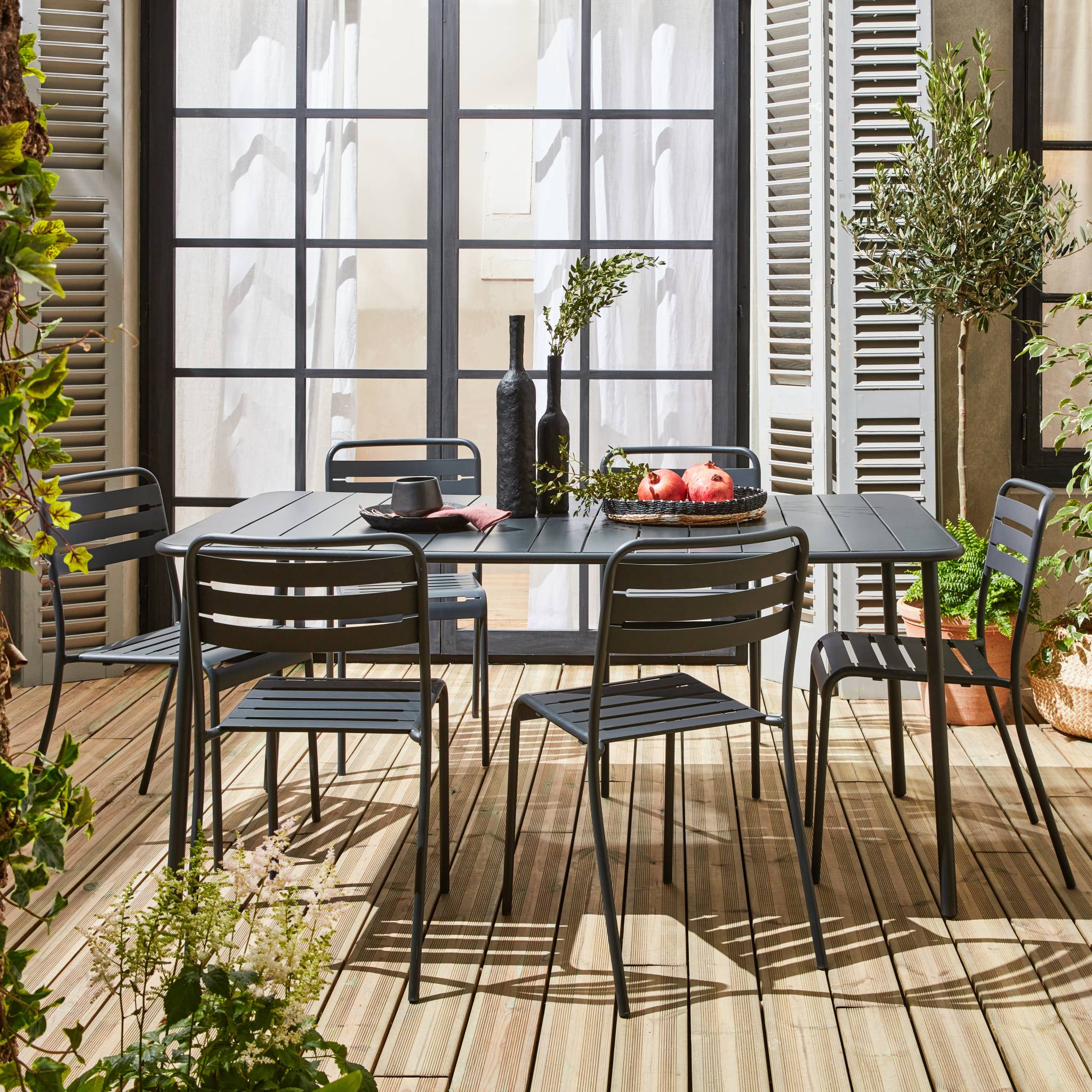 Table de jardin métal + 6 assises traitement antirouille. lattes et bords arrondis
