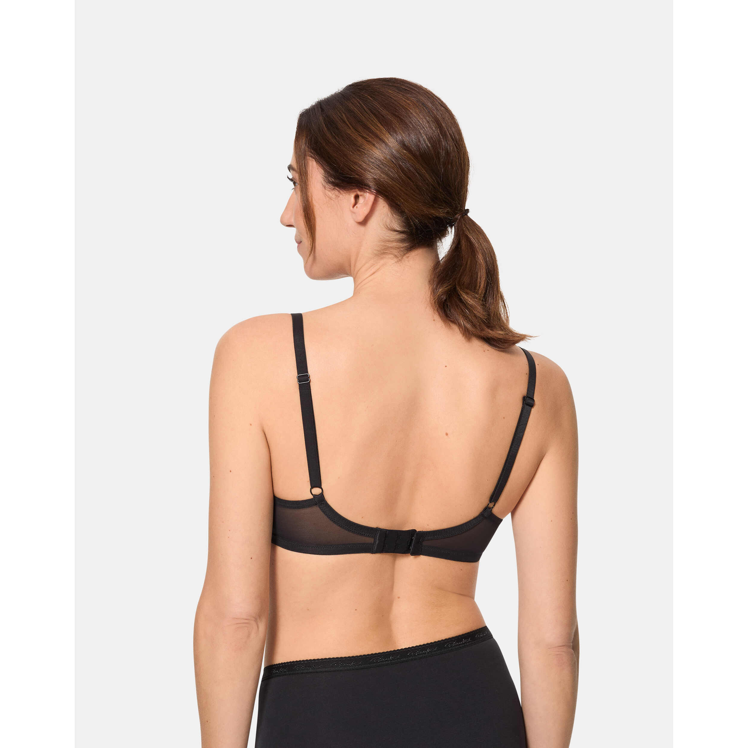 Sujetador full cup sin aros de fit perfecto, encaje floral muy elegante para un look femenino