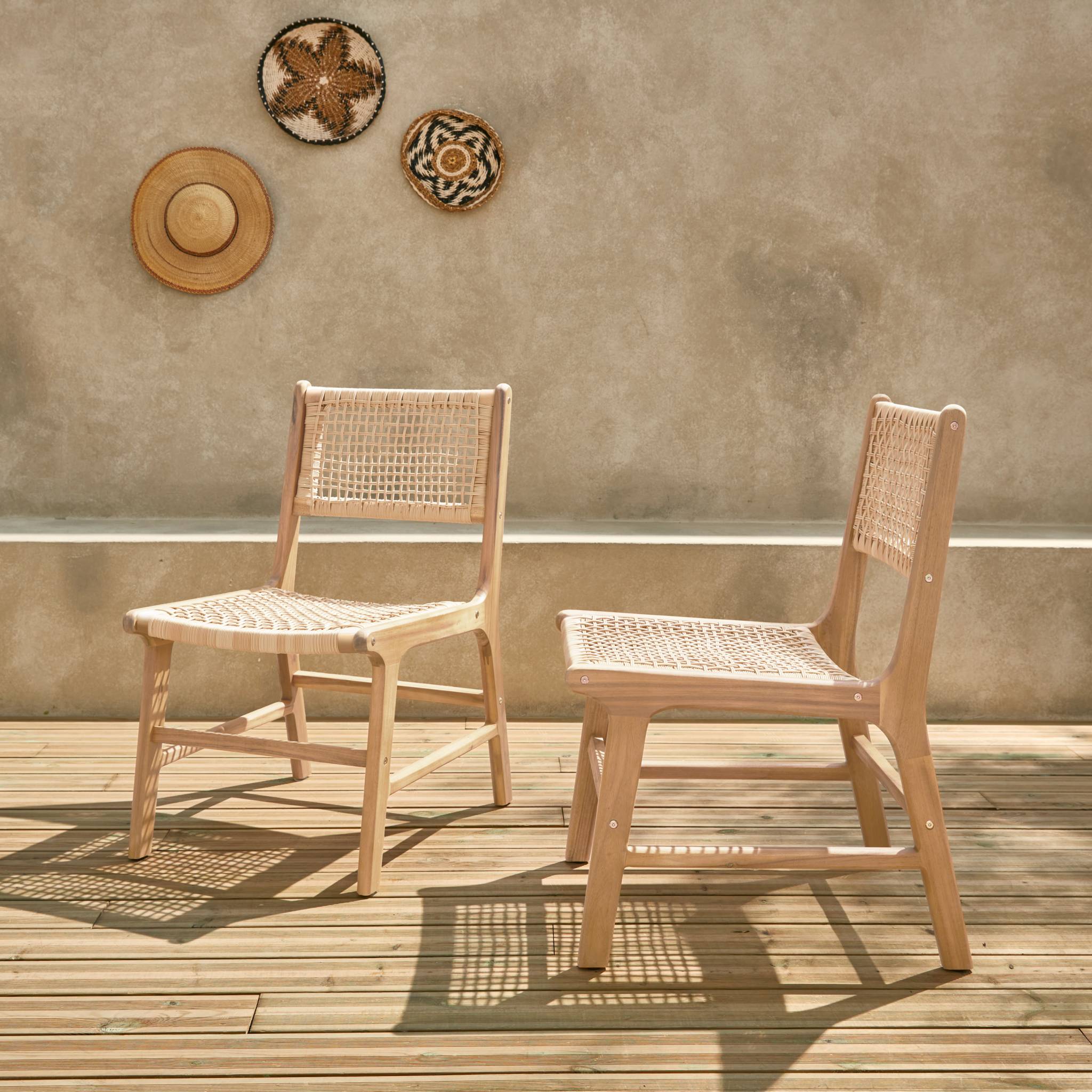 Lot de 2 chaises de jardin Ocara. cannage et bois. L 61 x 51 x 85cm