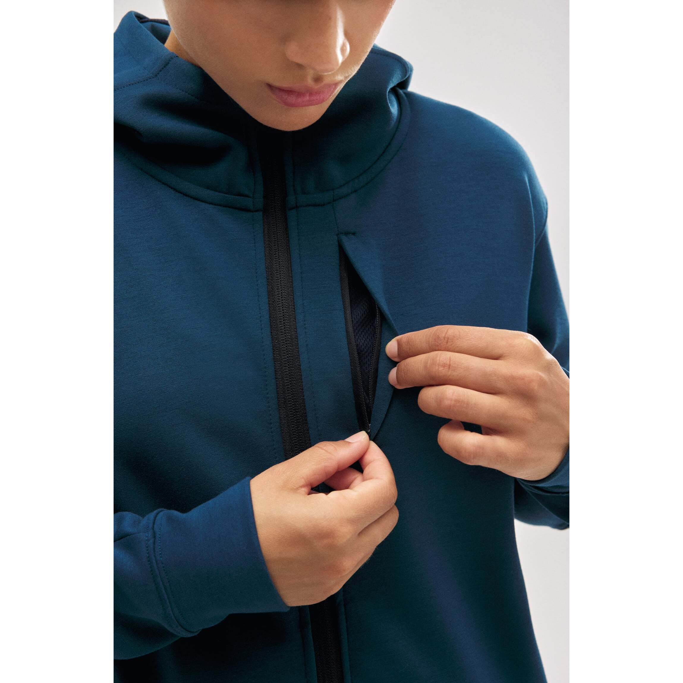 Giacca sportiva blu con cappuccio