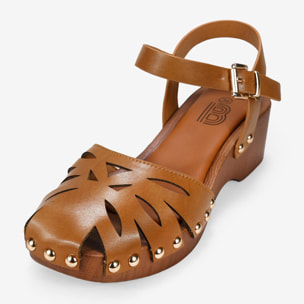 Sandalias marrones con suela de madera