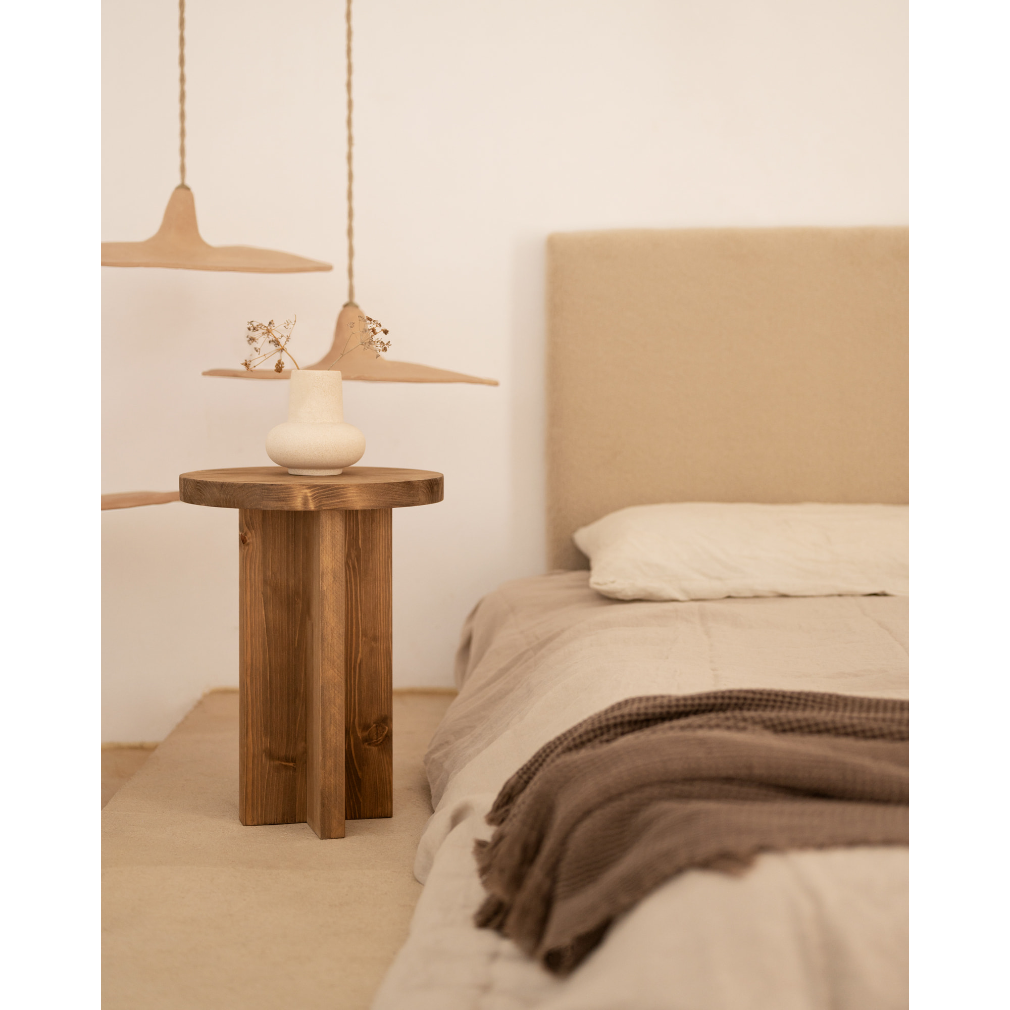 Table de chevet en bois massif ton chêne foncé 45x35cm Hauteur: 45 Longueur: 35 Largeur: 35