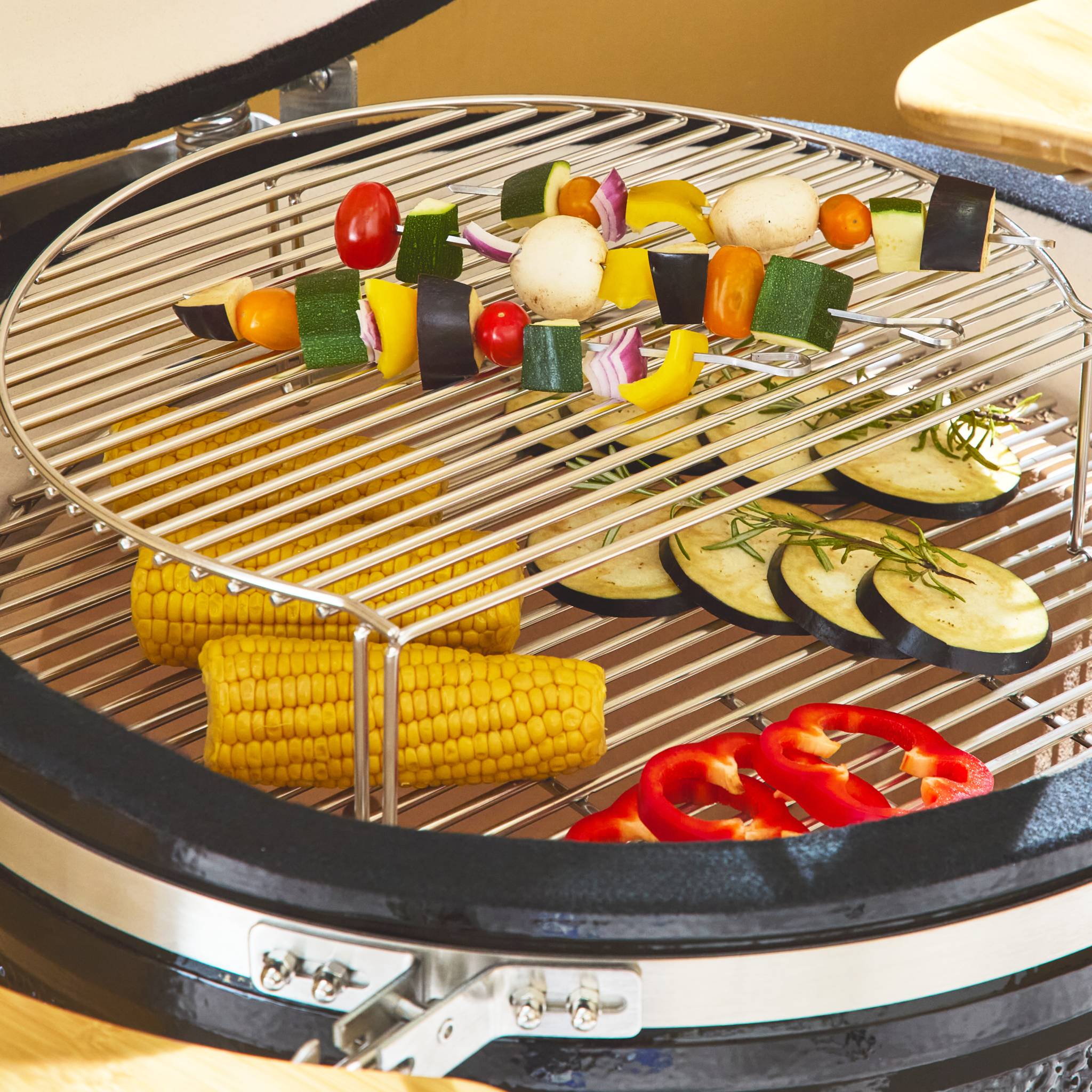 Barbecue charbon en céramique. Kamado Ø 57cm. avec chariot. garde au chaud. récupérateur de cendre et housse. tablettes rétractables
