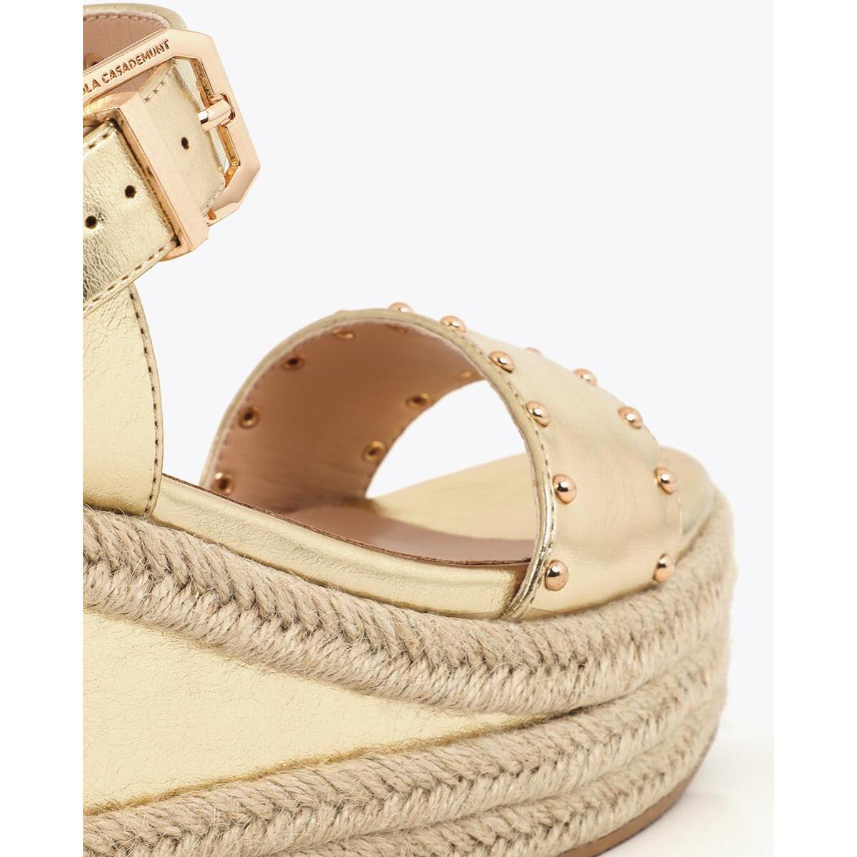 Scarpa con zeppa con suola effetto rafia e dettagli metallici