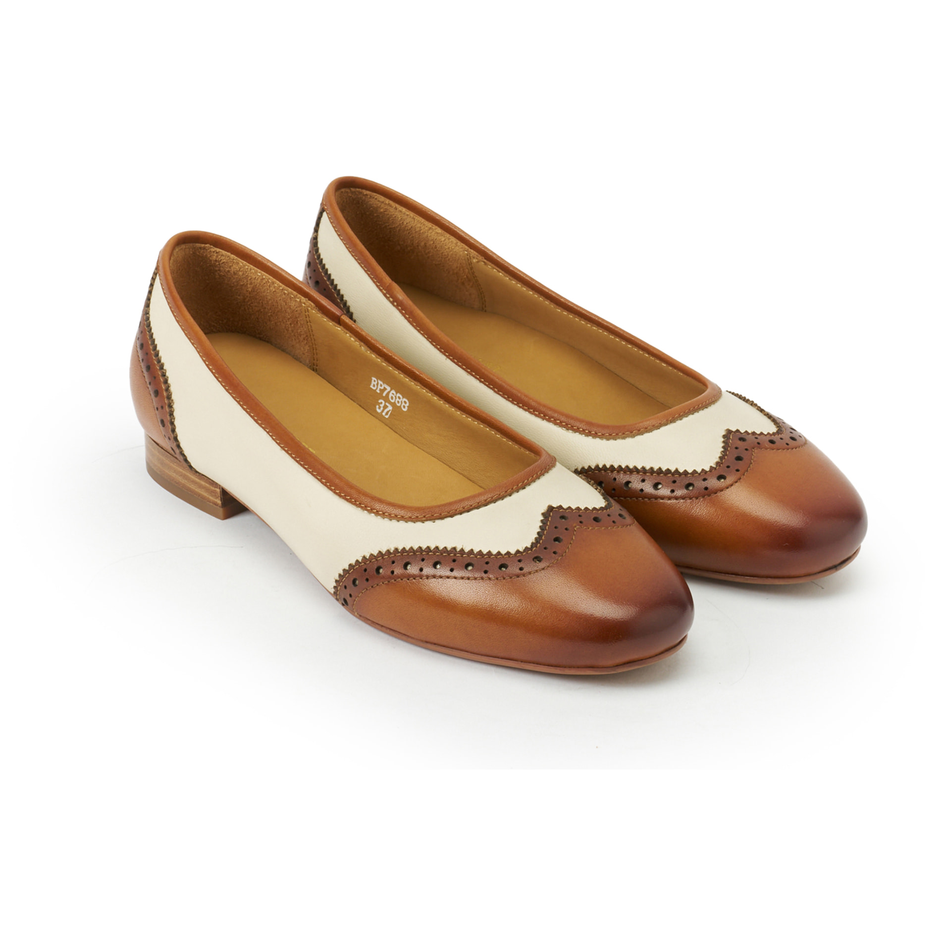 Ballerina British Passport Marrone