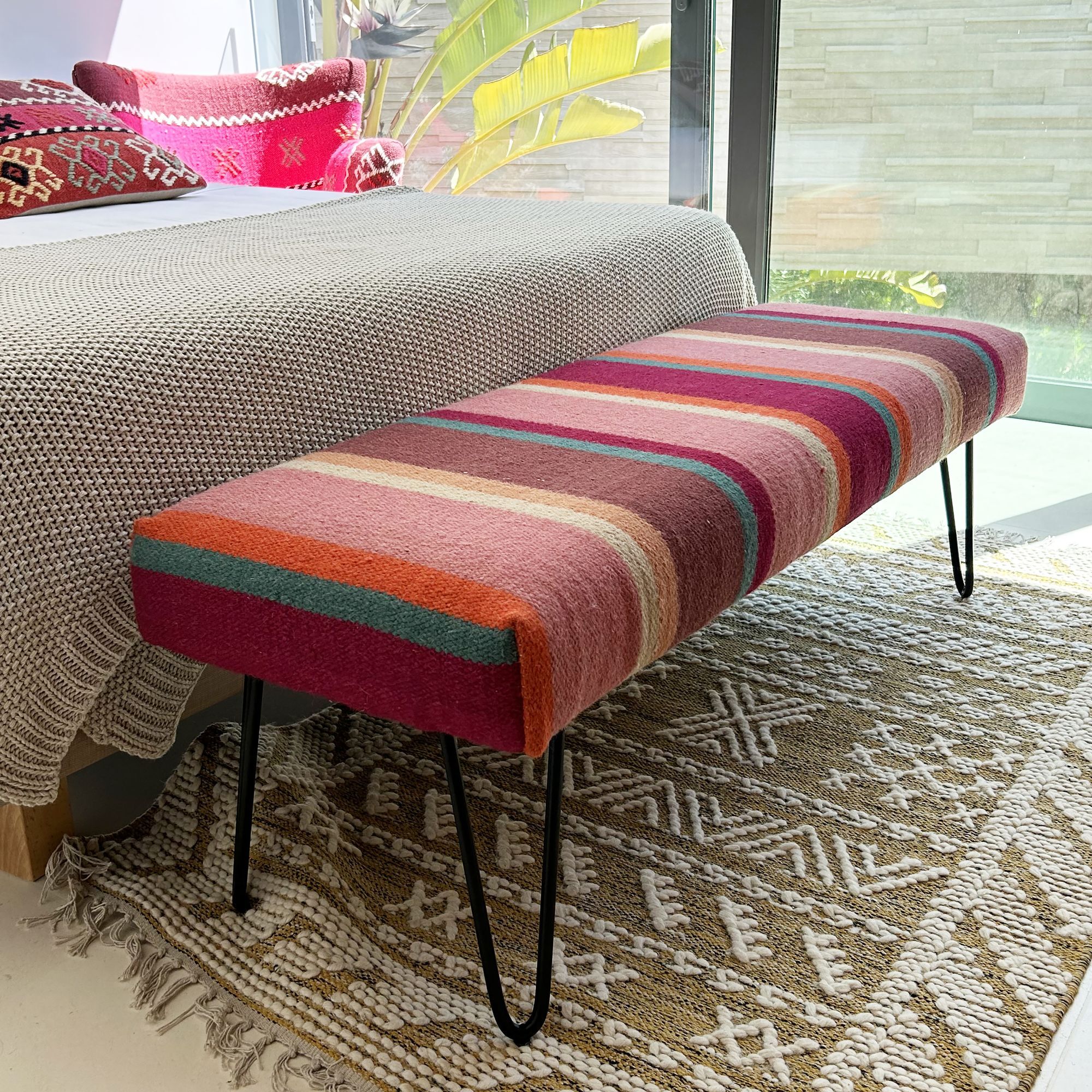 Banc en tissu coloré et pieds en métal noir CHAQUIRAS