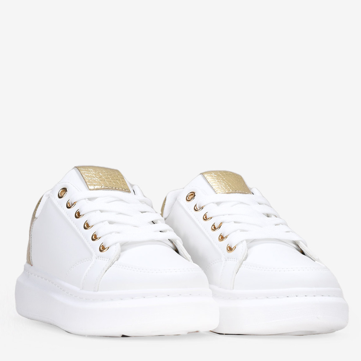 Zapatillas con plataforma blancas y doradas con cordones