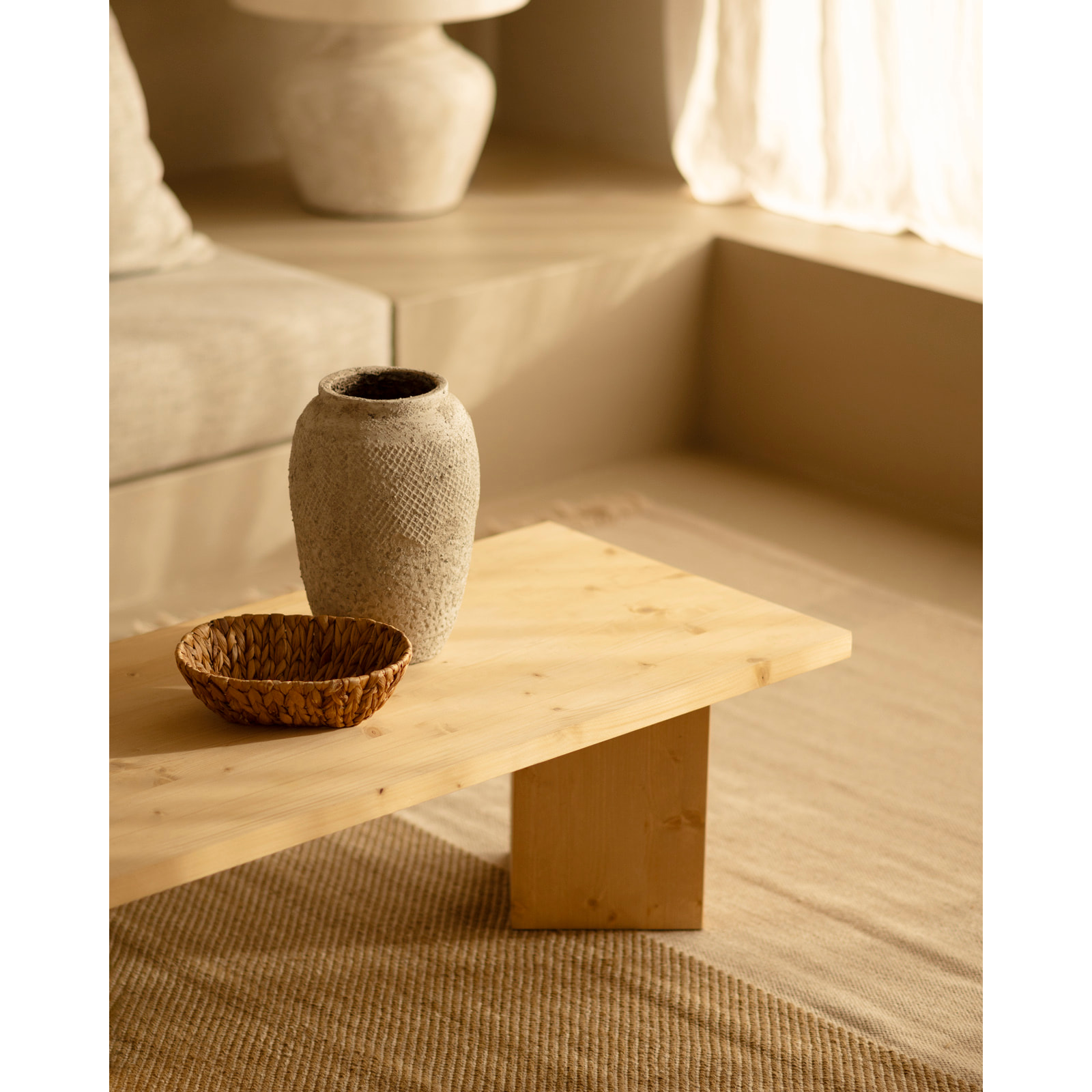 Table basse en bois massif en ton chêne moyen 120x55cm Hauteur: 40 Longueur: 120 Largeur: 55