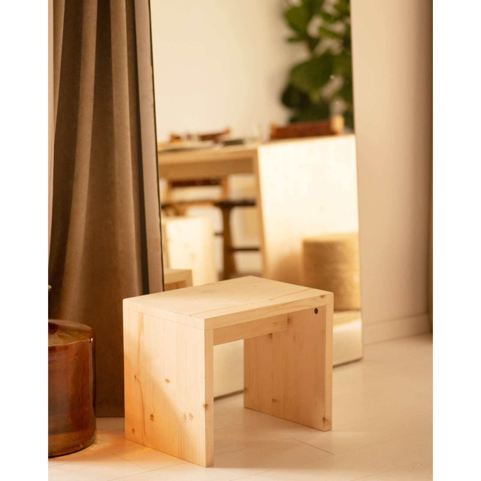 Petite table / tabouret en bois massif au ton naturel de 45x50cm Hauteur: 45 Longueur: 50 Largeur: 30
