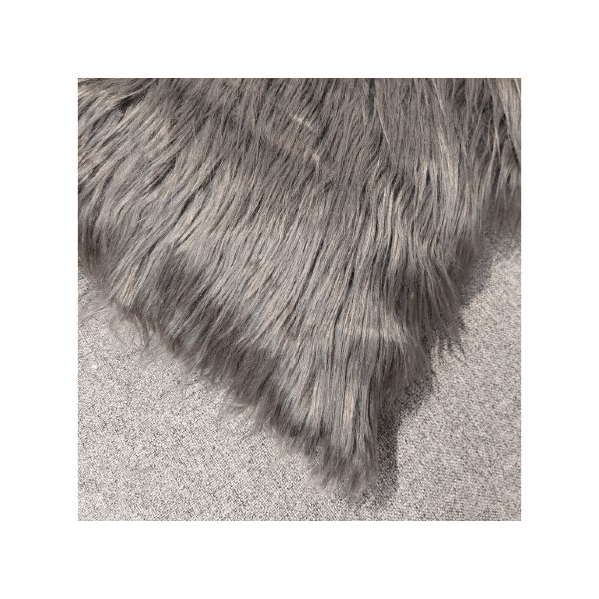 Coussin carré 45 x 45 cm gris anthracite fausse fourrure - BANKI