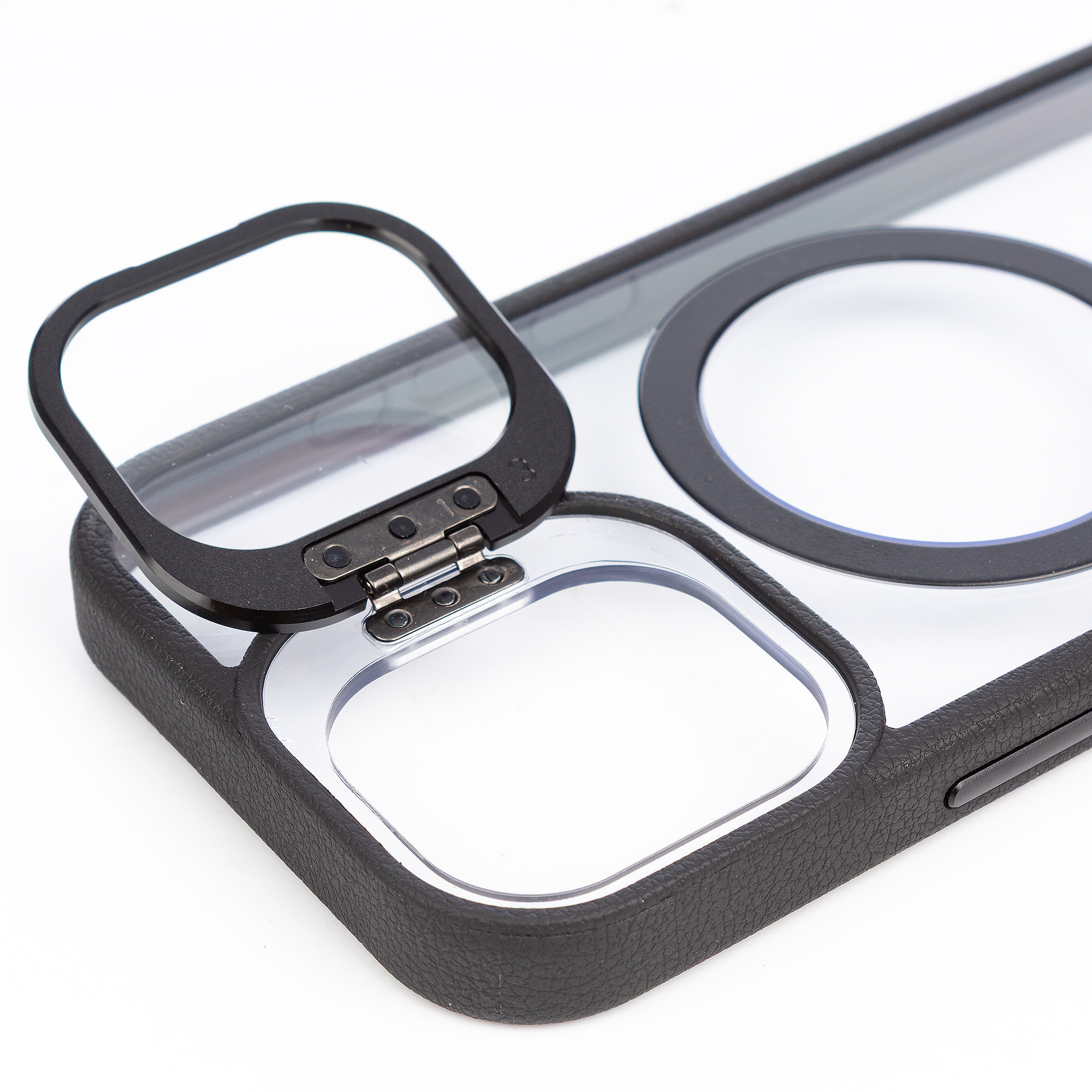 Custodia trasparente con copertura della fotocamera pieghevole che funge da supporto, bordi neri. MagSafe per iPhone 17.