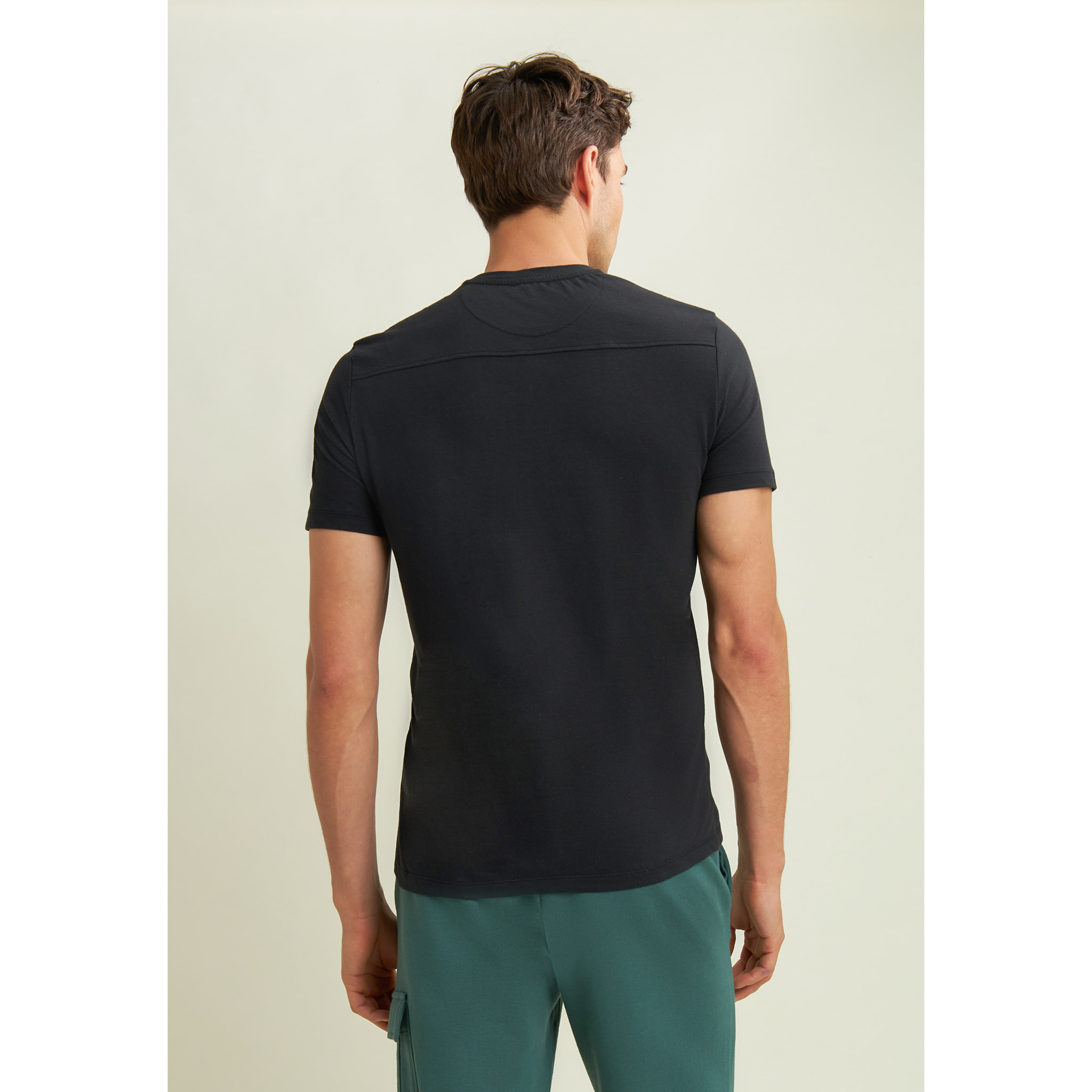 T-shirt con logo centrale e dettaglio camouflage