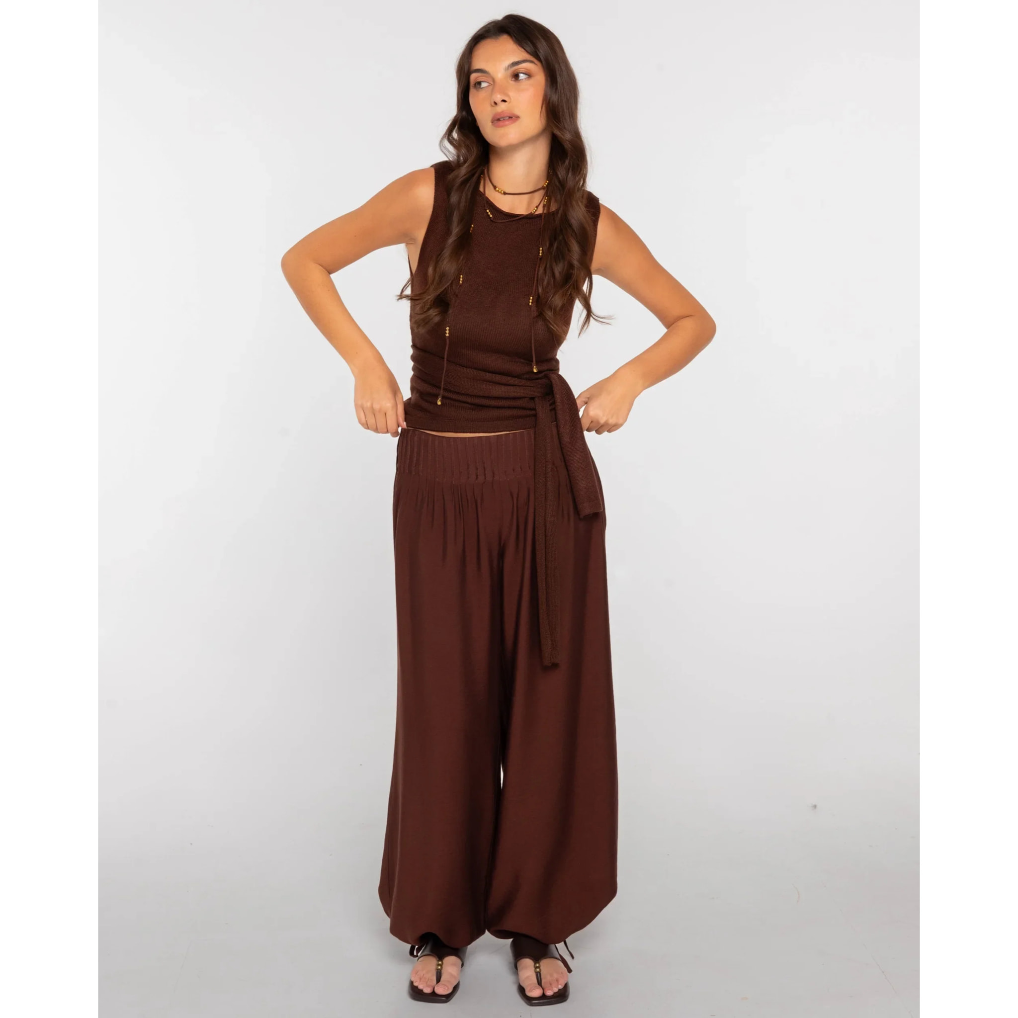 Top con lazada a modo de cinturón en la cintura de mujer