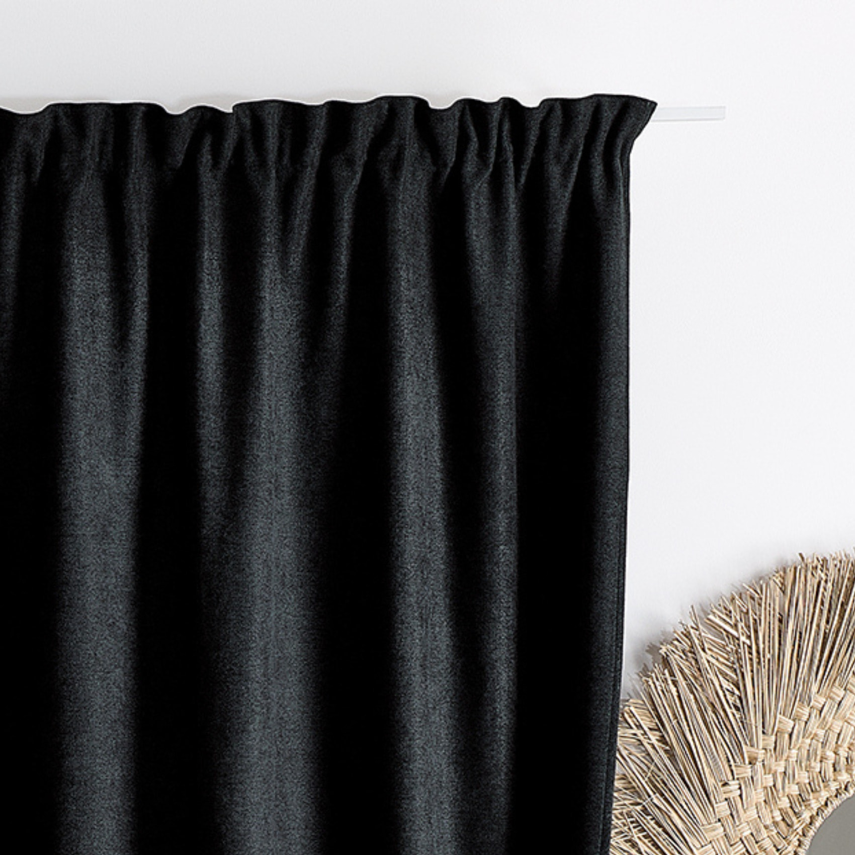 Rideau thermique phonique et semi occultant à galons fronceurs KONFOR - Noir