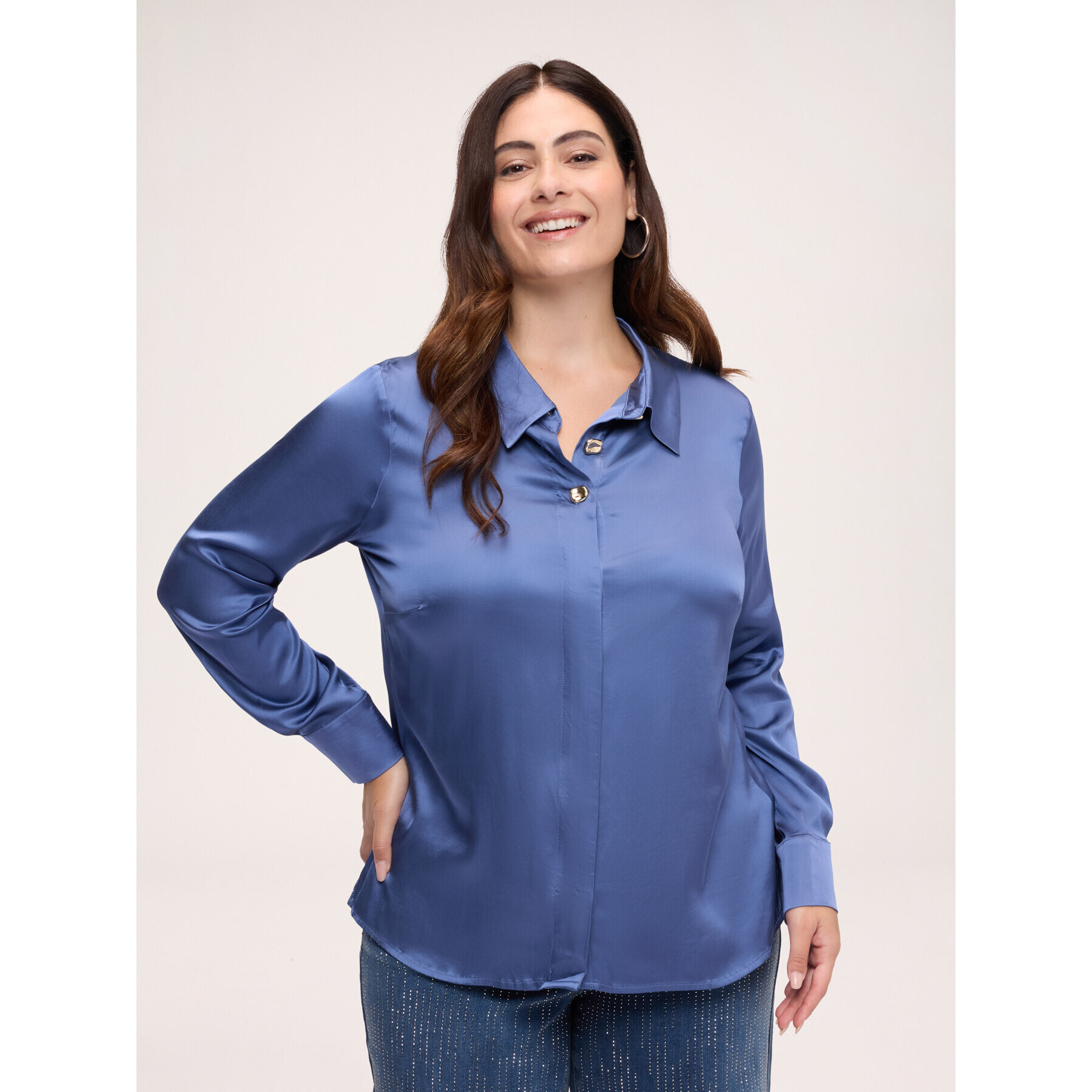 Fiorella Rubino - Blusa in raso stretch con bottoni gioiello - Azzurro