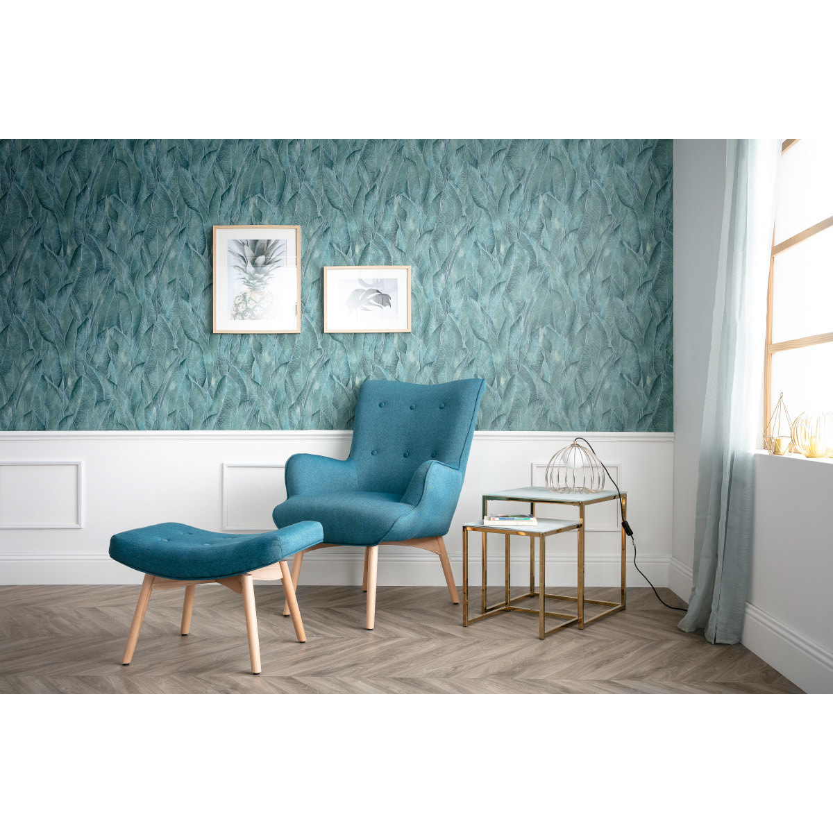 Fauteuil avec repose-pieds scandinave en tissu bleu canard et bois clair BRISTOL