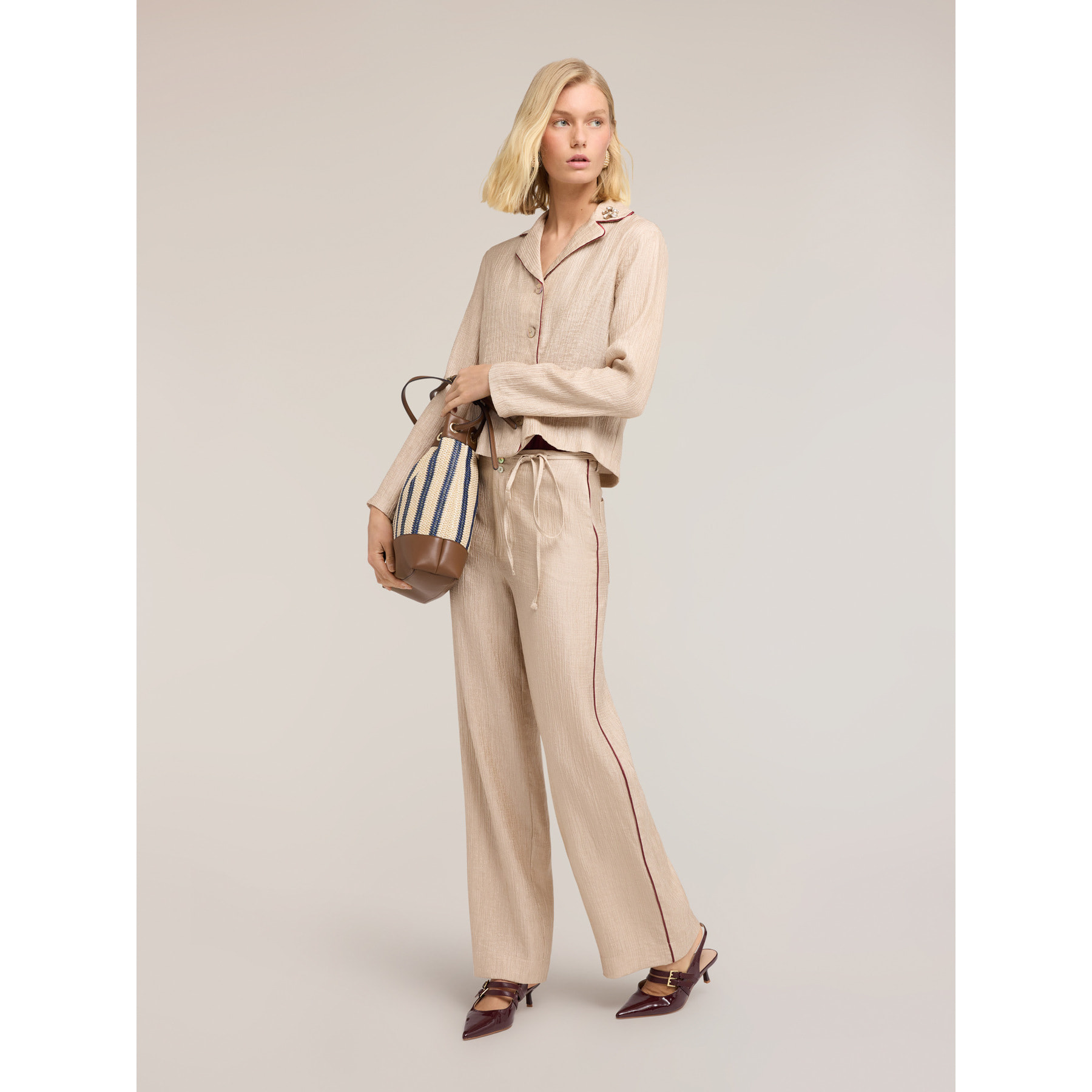 Motivi - Camisa en crepón con aplicación joya - Beige