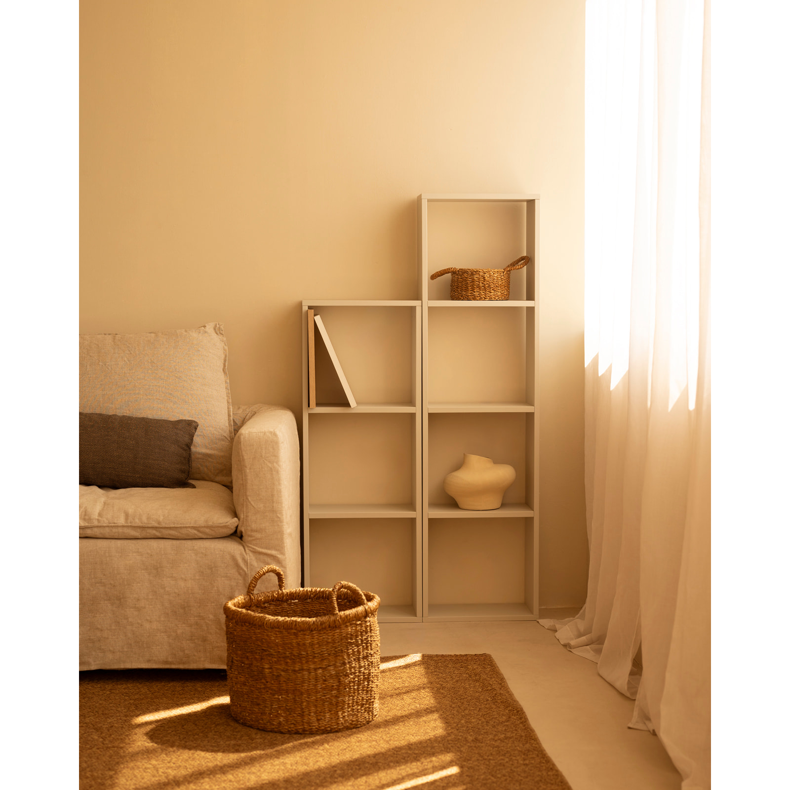 Étagère en bois laqué ton beige avec 2 étagères Hauteur: 110 Longueur: 40 Largeur: 20