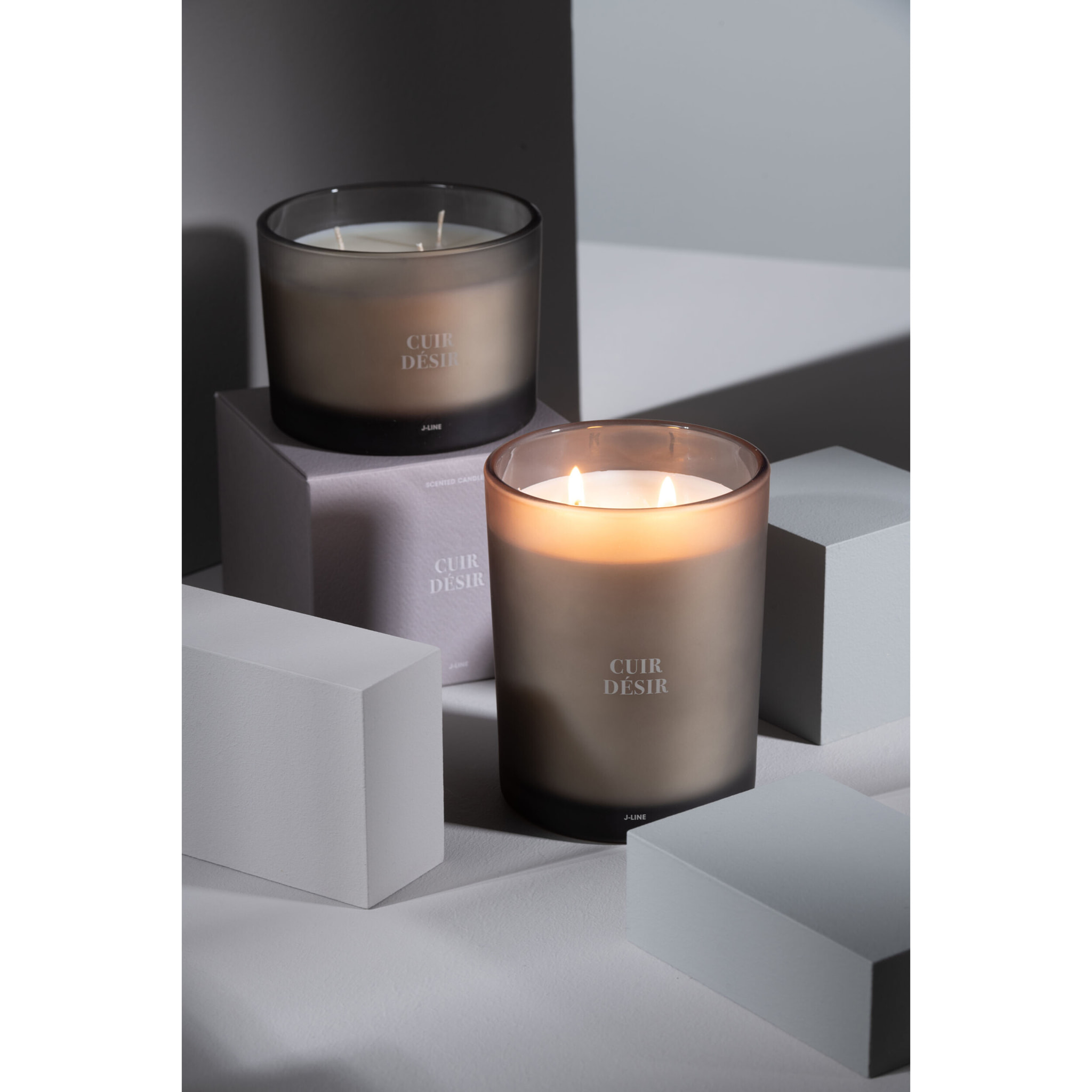 J-Line bougie parfumée Accords Essentiels - Cuir Désir - verre - brun - 28H