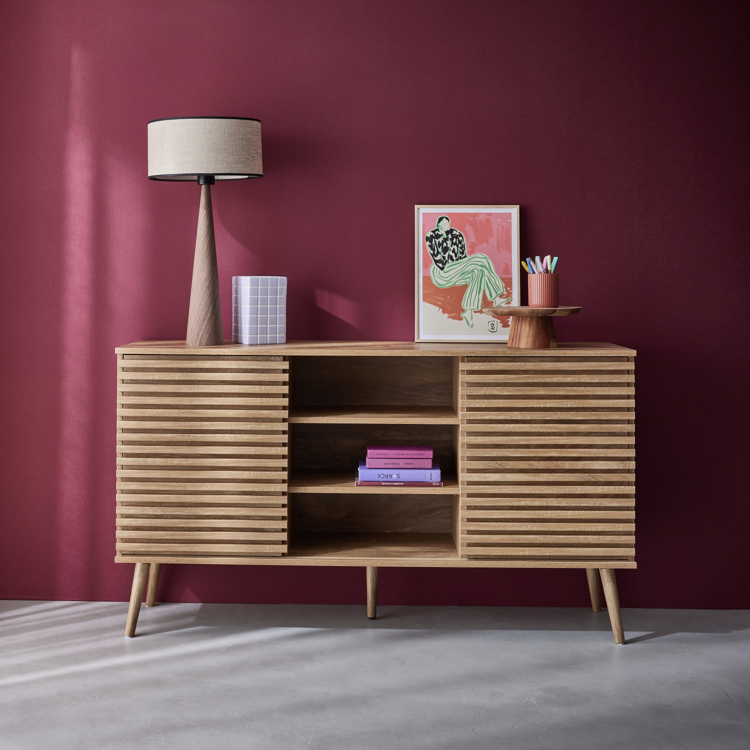 Buffet scandinave décor bois avec 2 portes coulissantes rainurées et 4 étagères. buffet bas. L 140