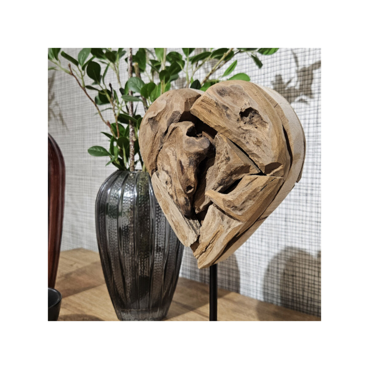 Sculpture artisanale cœur bois de teck massif, H 28 cm, socle métal noir - BAKOU