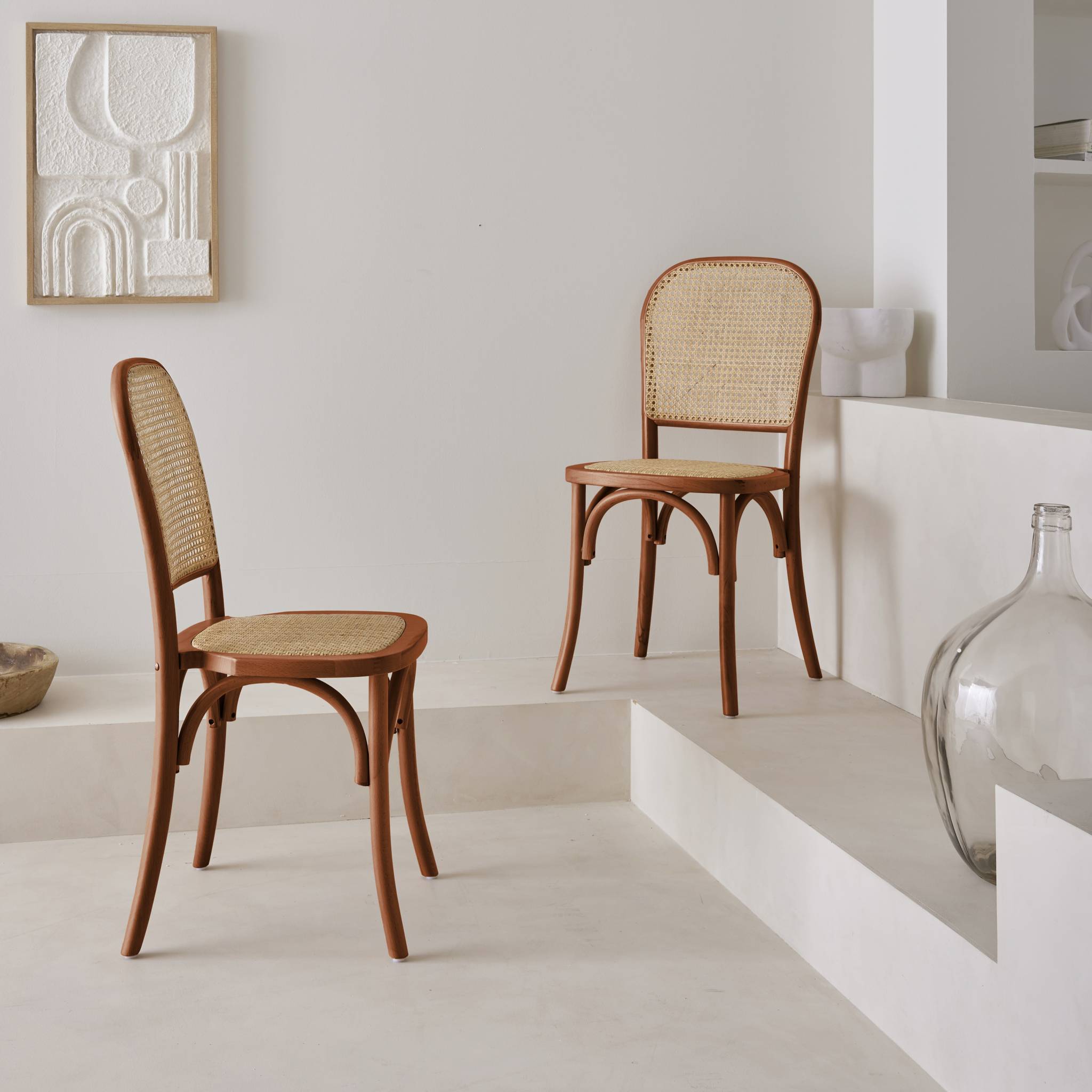 Lot de deux chaises naturelles vintage en bois effet noyer avec assise et dossier en rotin