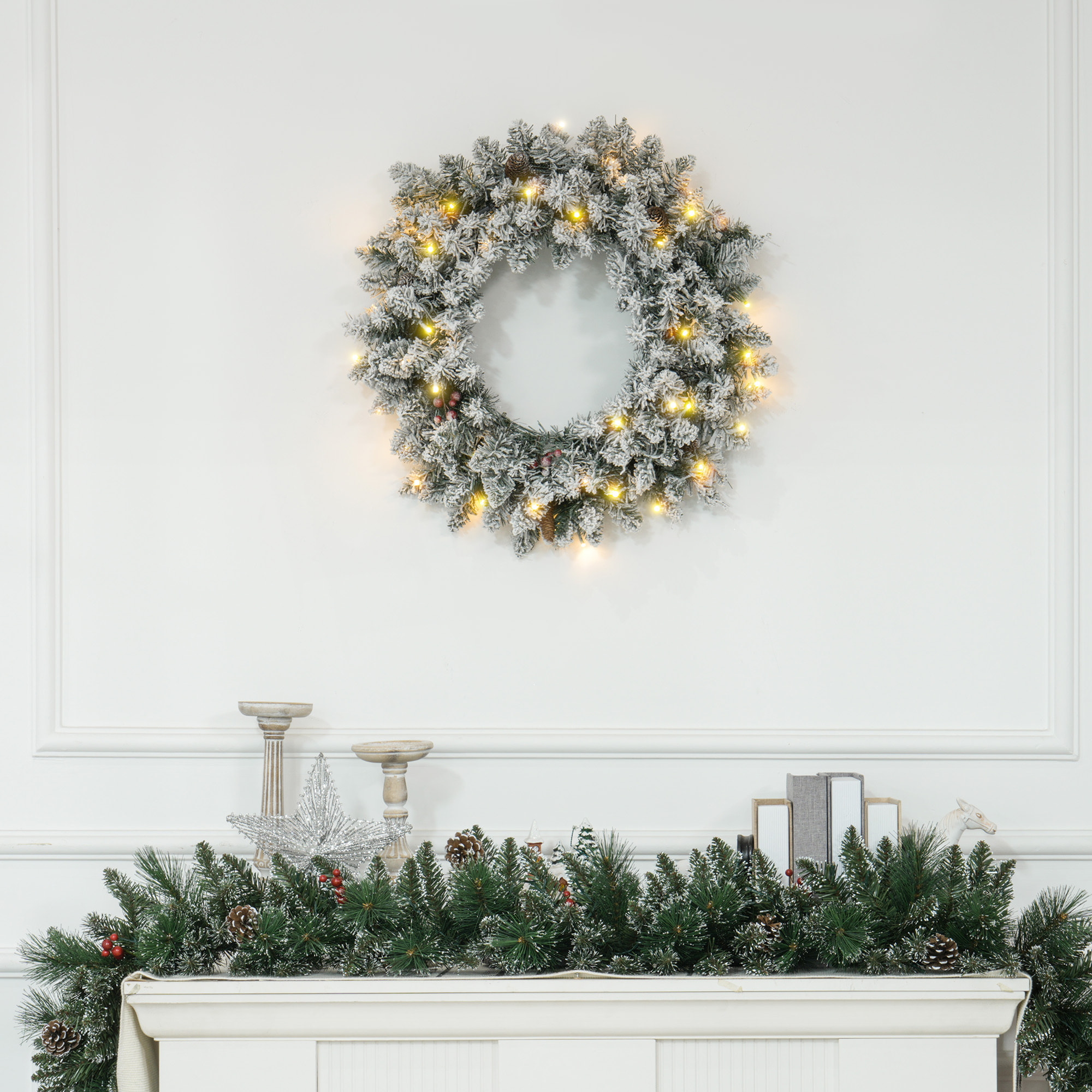 Couronne de Noël artificielle LED 60 cm - pommes de pin, baies rouges, 50 LED blanc - effet enneigé