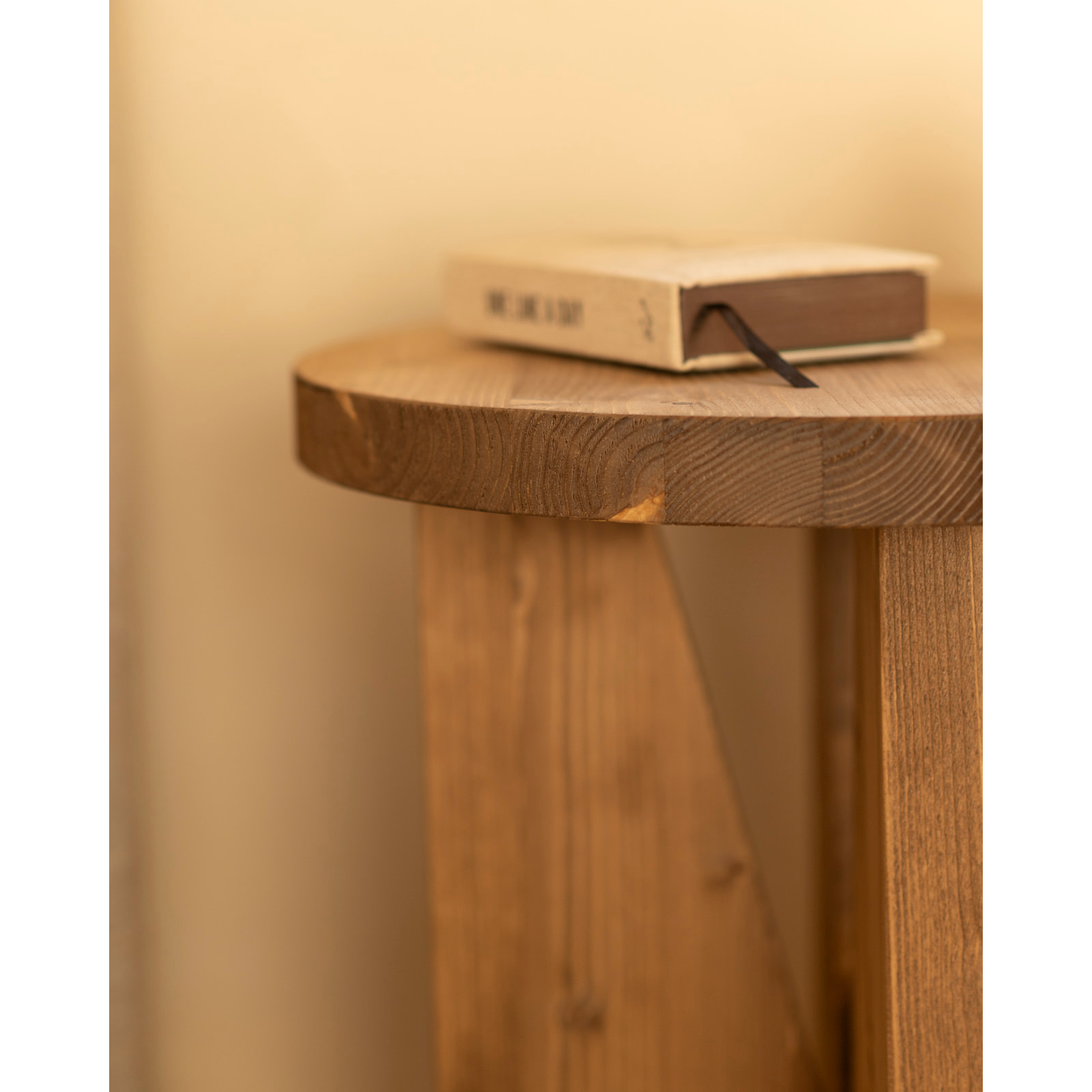 Table de chevet en bois massif en ton chêne foncé de 40x40cm Hauteur: 40 Longueur: 40 Largeur: 40