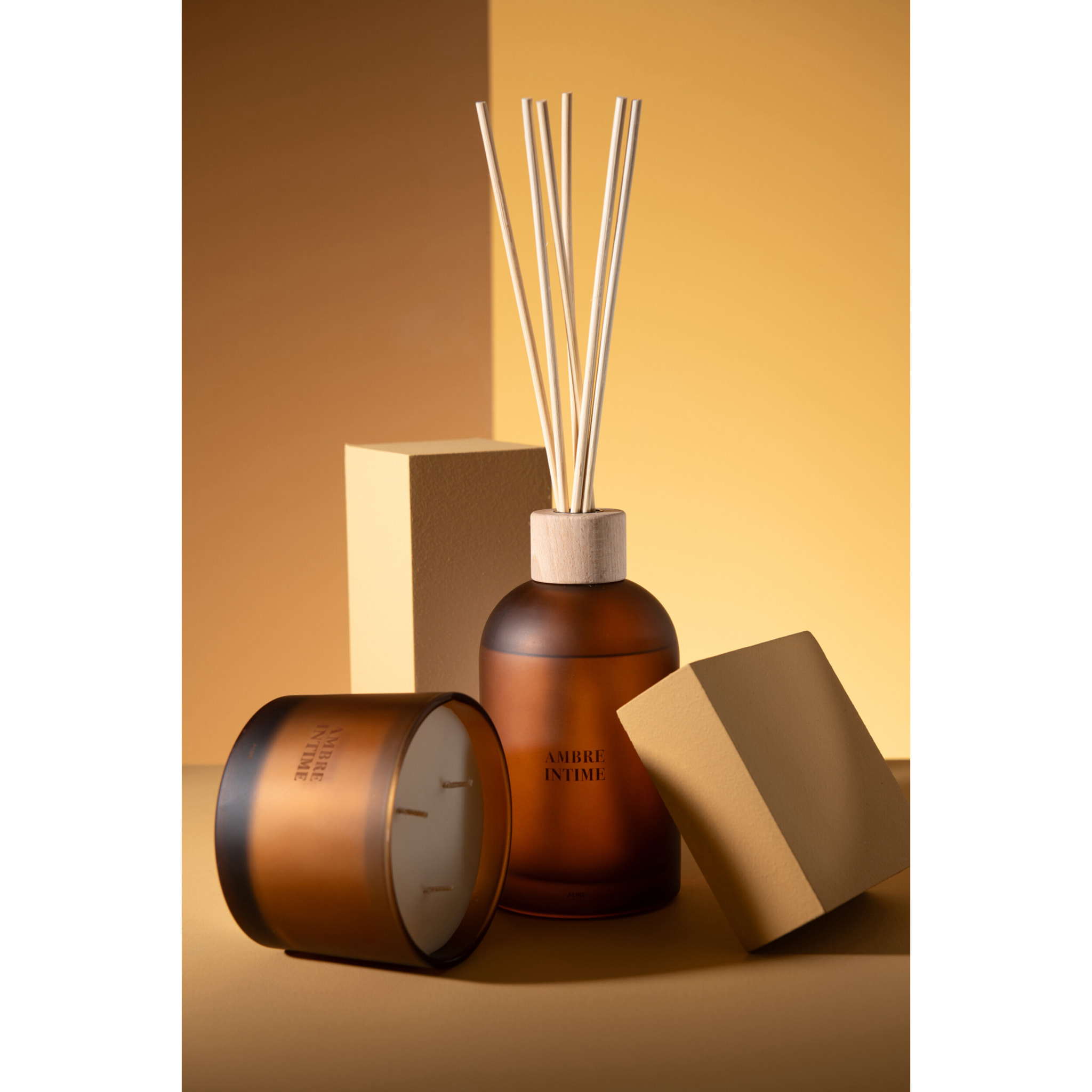 J-Line bougie parfumée Accords Essentiels - Ambre Intime - ocre - 28H