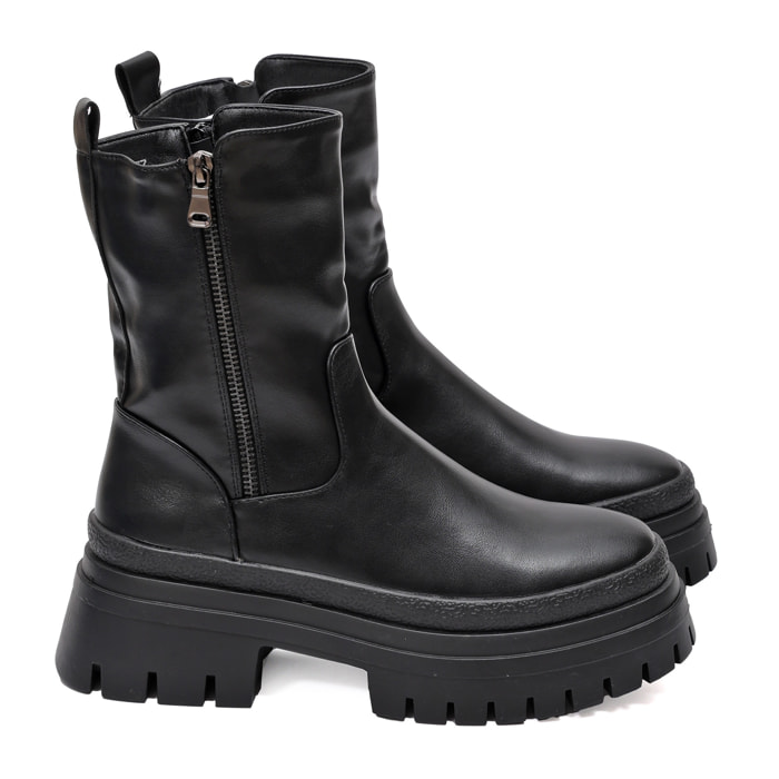 Stivaletto in simil pelle con cintura finta