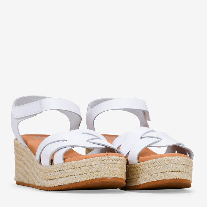 Sandalias con cuña y plataforma blancas en piel con esparto